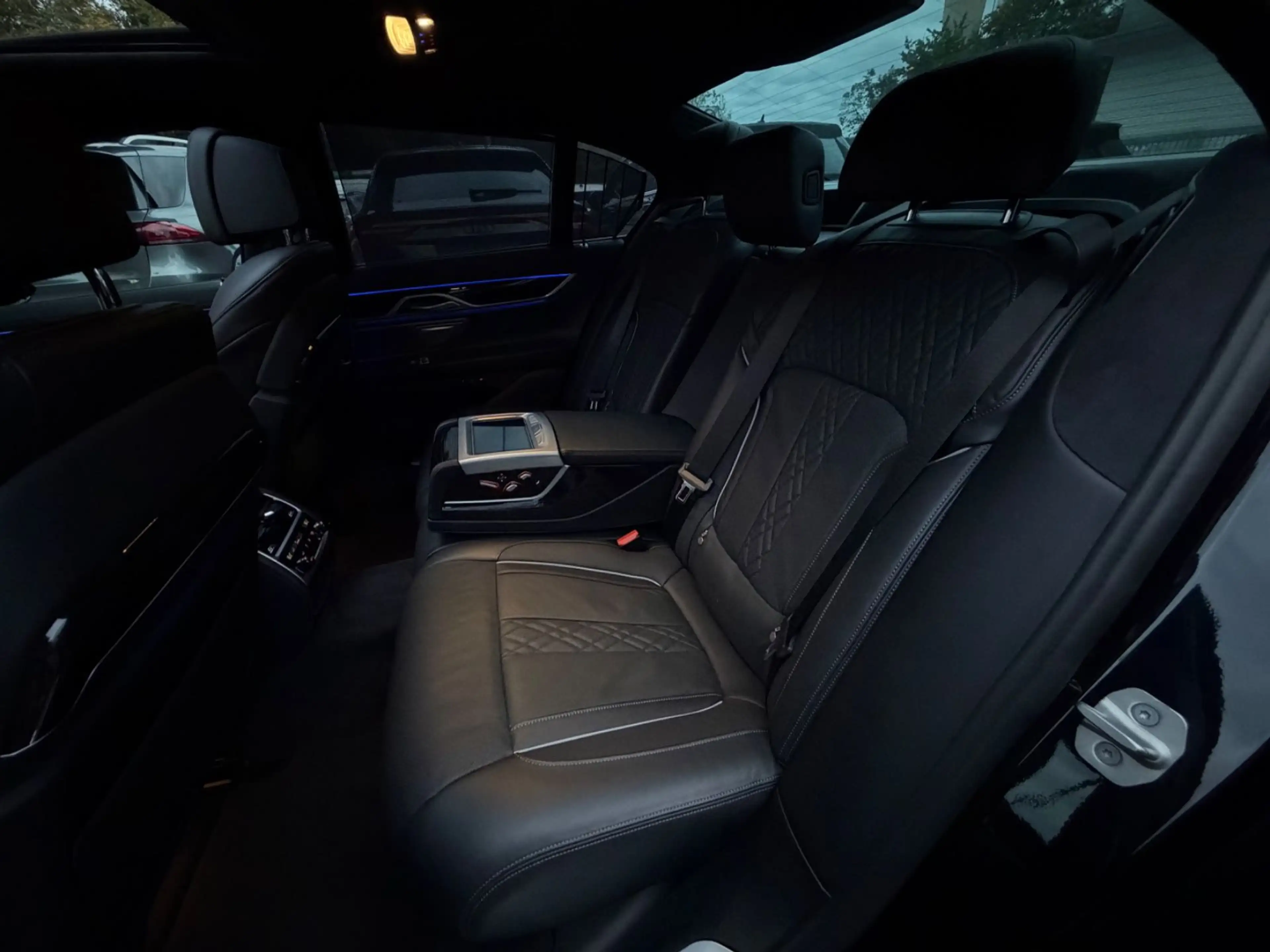 BMW 750 i xDrive M-SPORTPAKET/MASSAGE/HUD/GLASDACH/ — photo 30