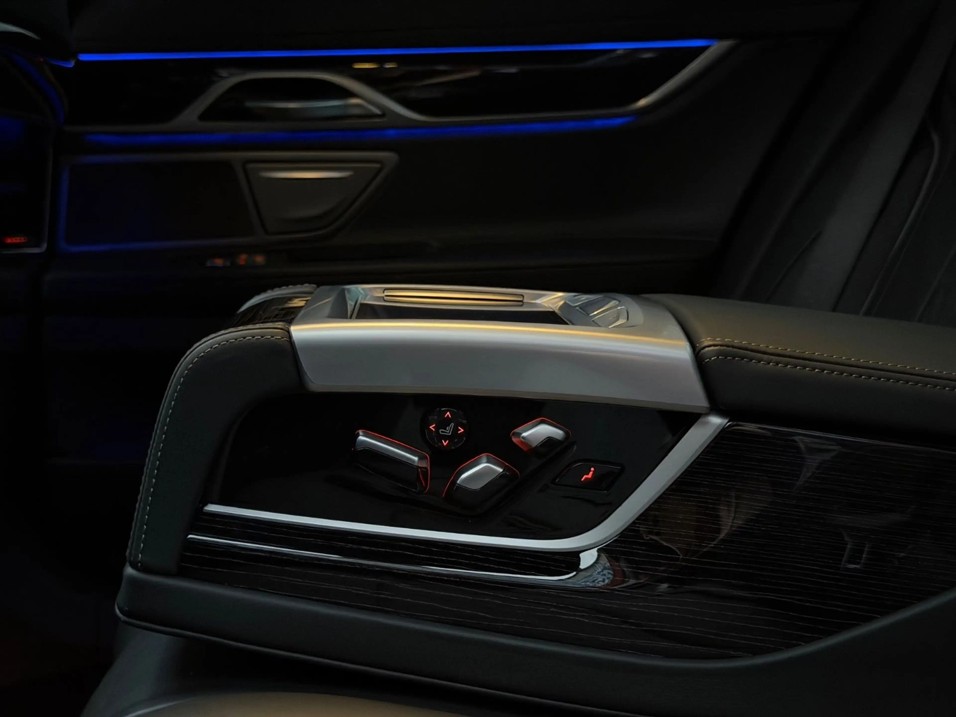 BMW 750 i xDrive M-SPORTPAKET/MASSAGE/HUD/GLASDACH/ — photo 31