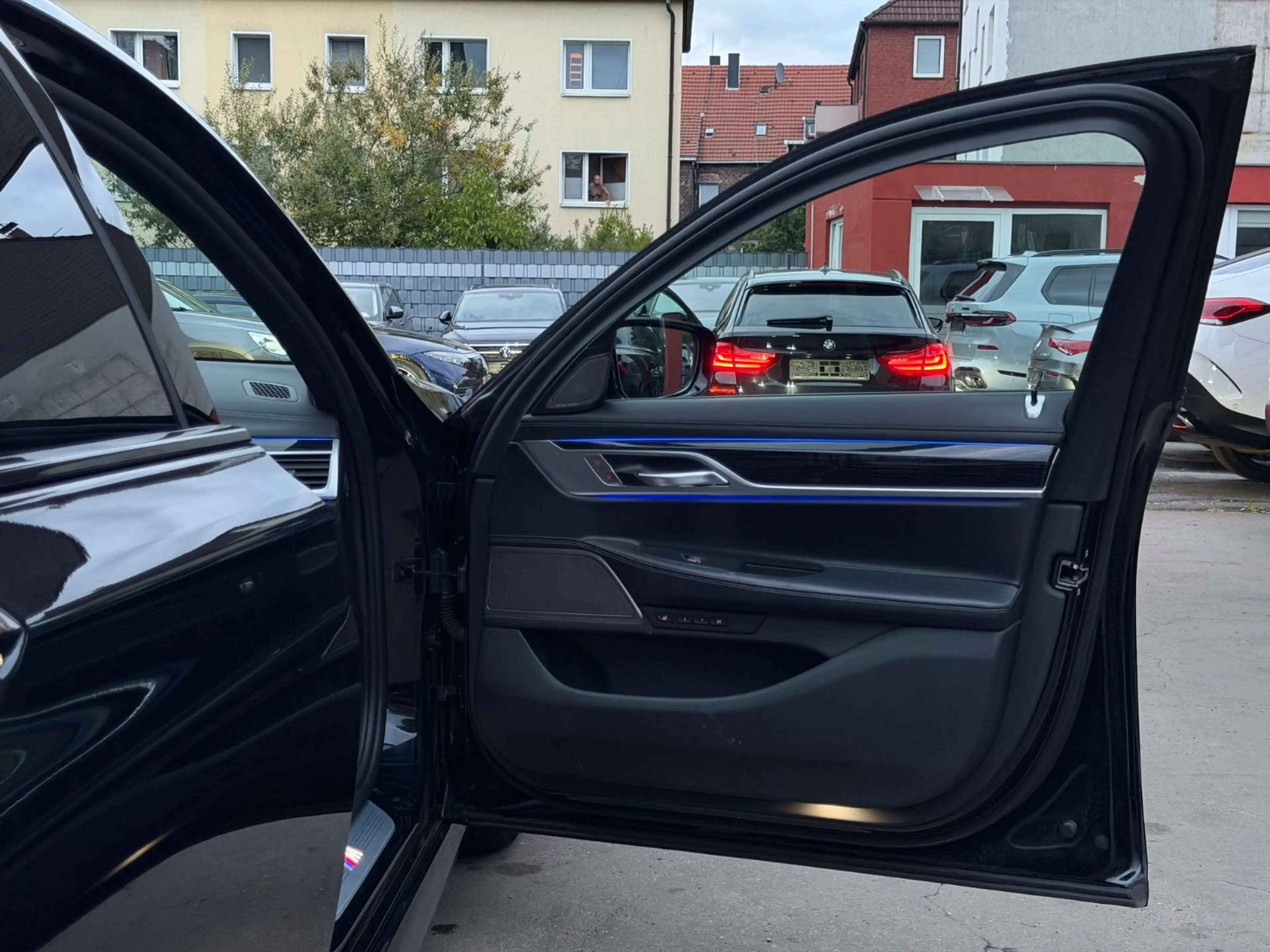 BMW 750 i xDrive M-SPORTPAKET/MASSAGE/HUD/GLASDACH/ — photo 44