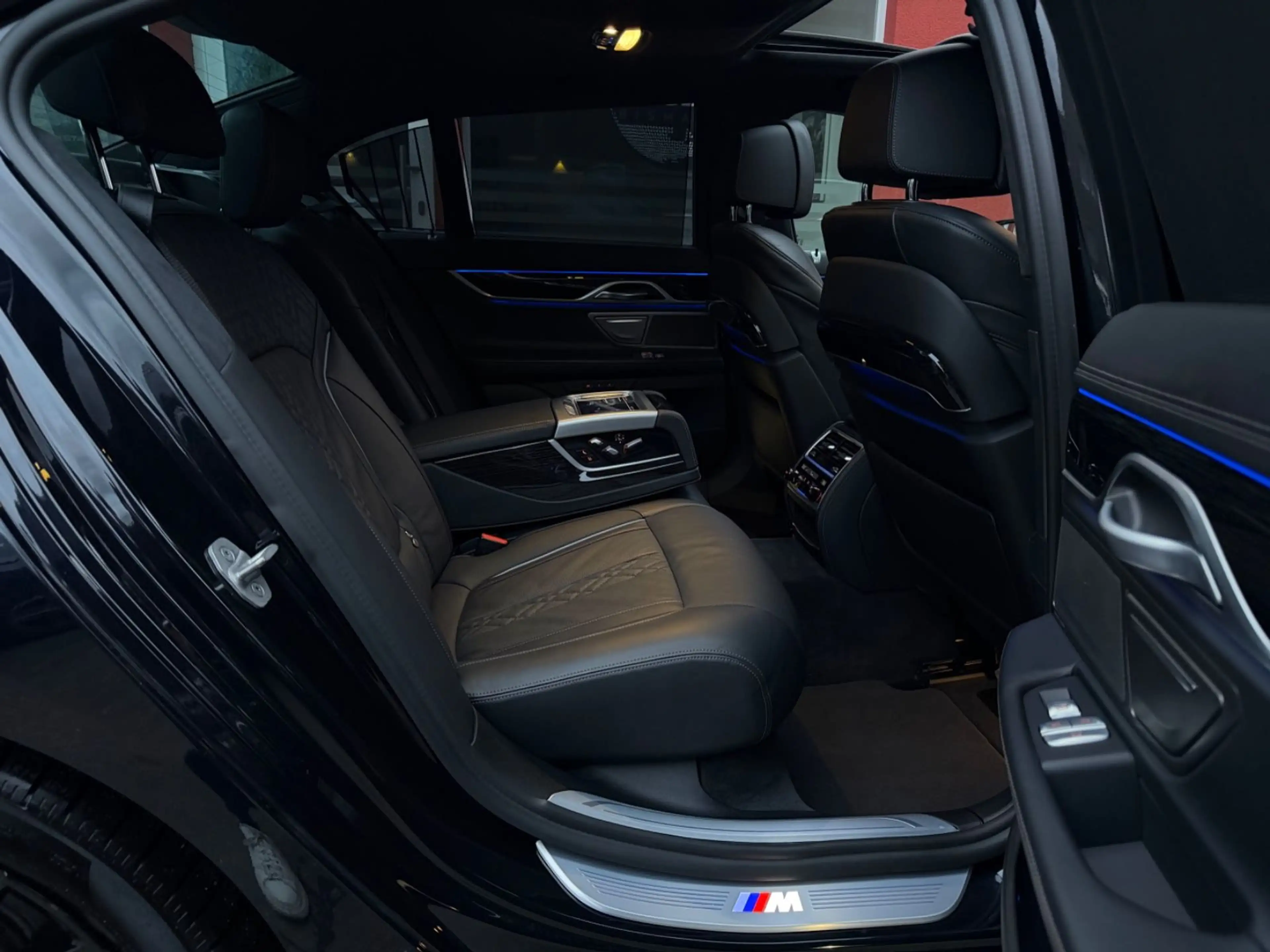 BMW 750 i xDrive M-SPORTPAKET/MASSAGE/HUD/GLASDACH/ — photo 41