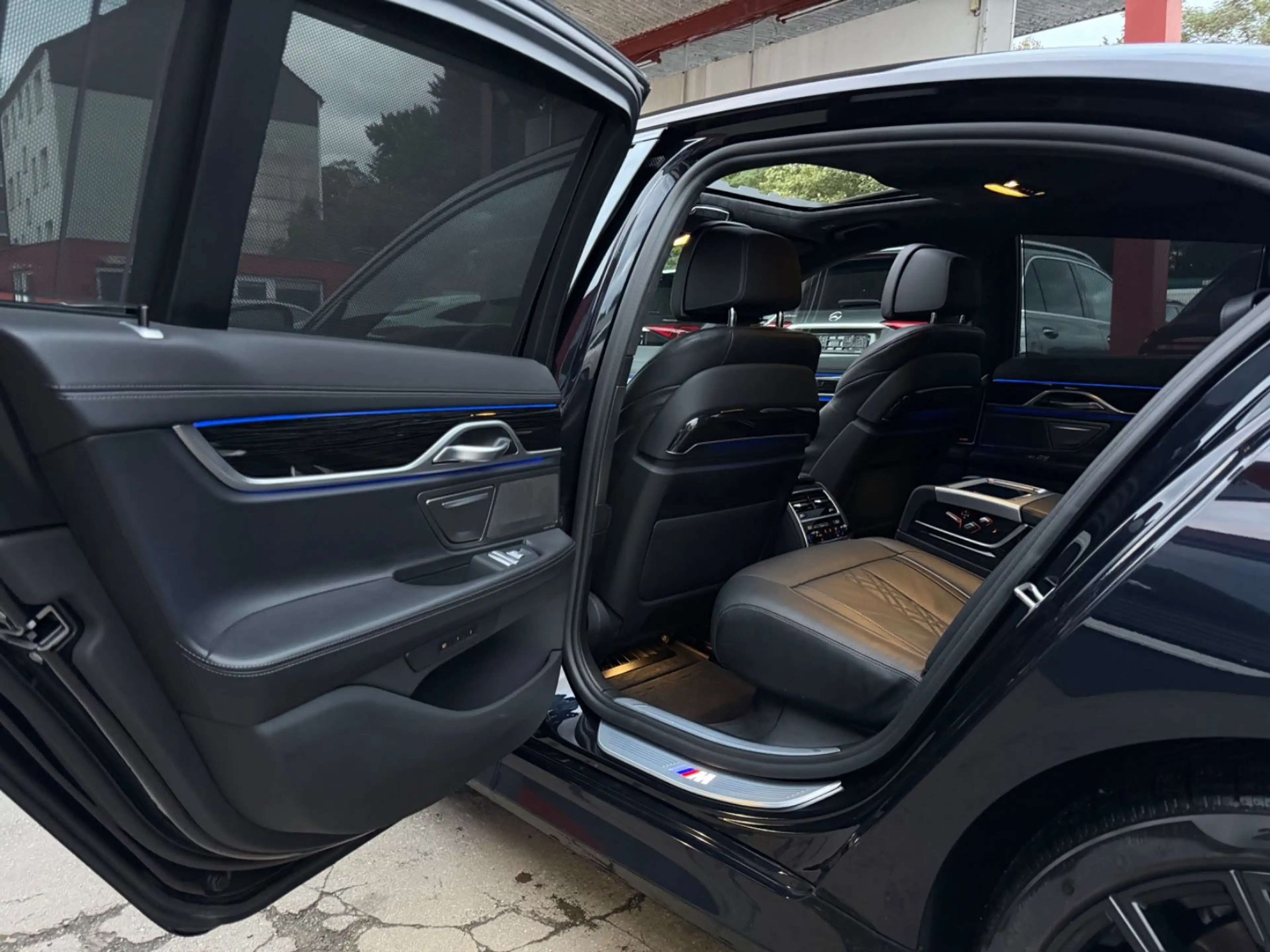 BMW 750 i xDrive M-SPORTPAKET/MASSAGE/HUD/GLASDACH/ — photo 27