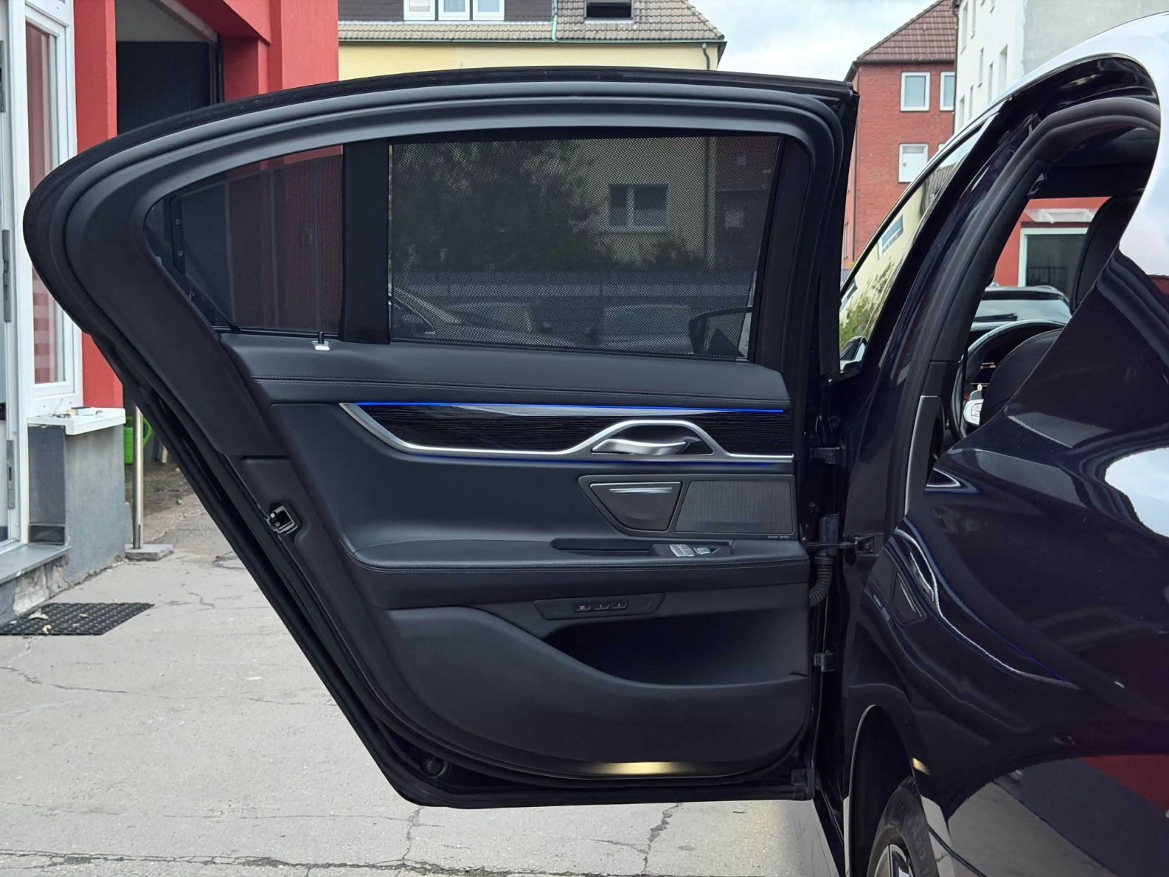 BMW 750 i xDrive M-SPORTPAKET/MASSAGE/HUD/GLASDACH/ — photo 26