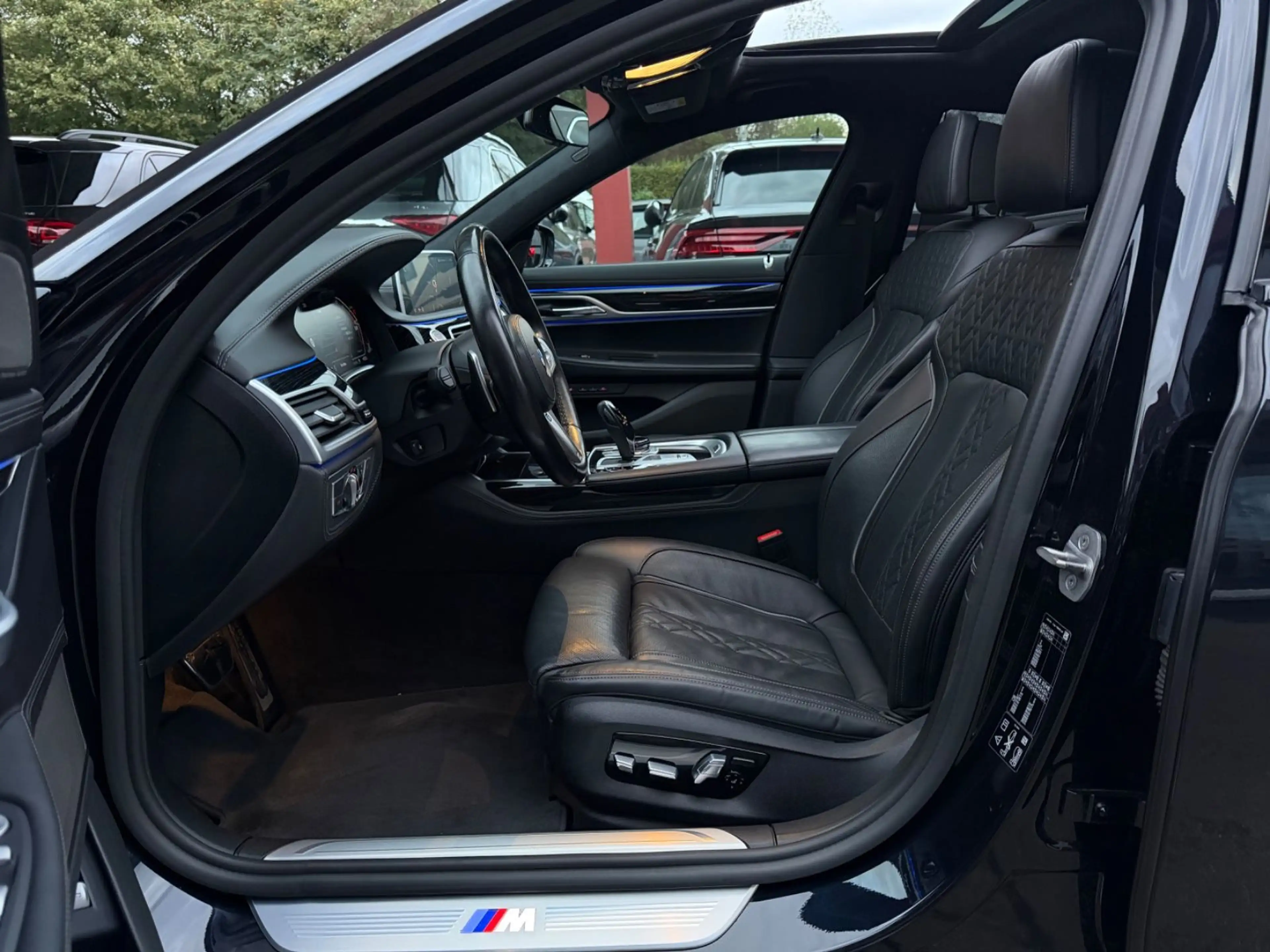 BMW 750 i xDrive M-SPORTPAKET/MASSAGE/HUD/GLASDACH/ — photo 14
