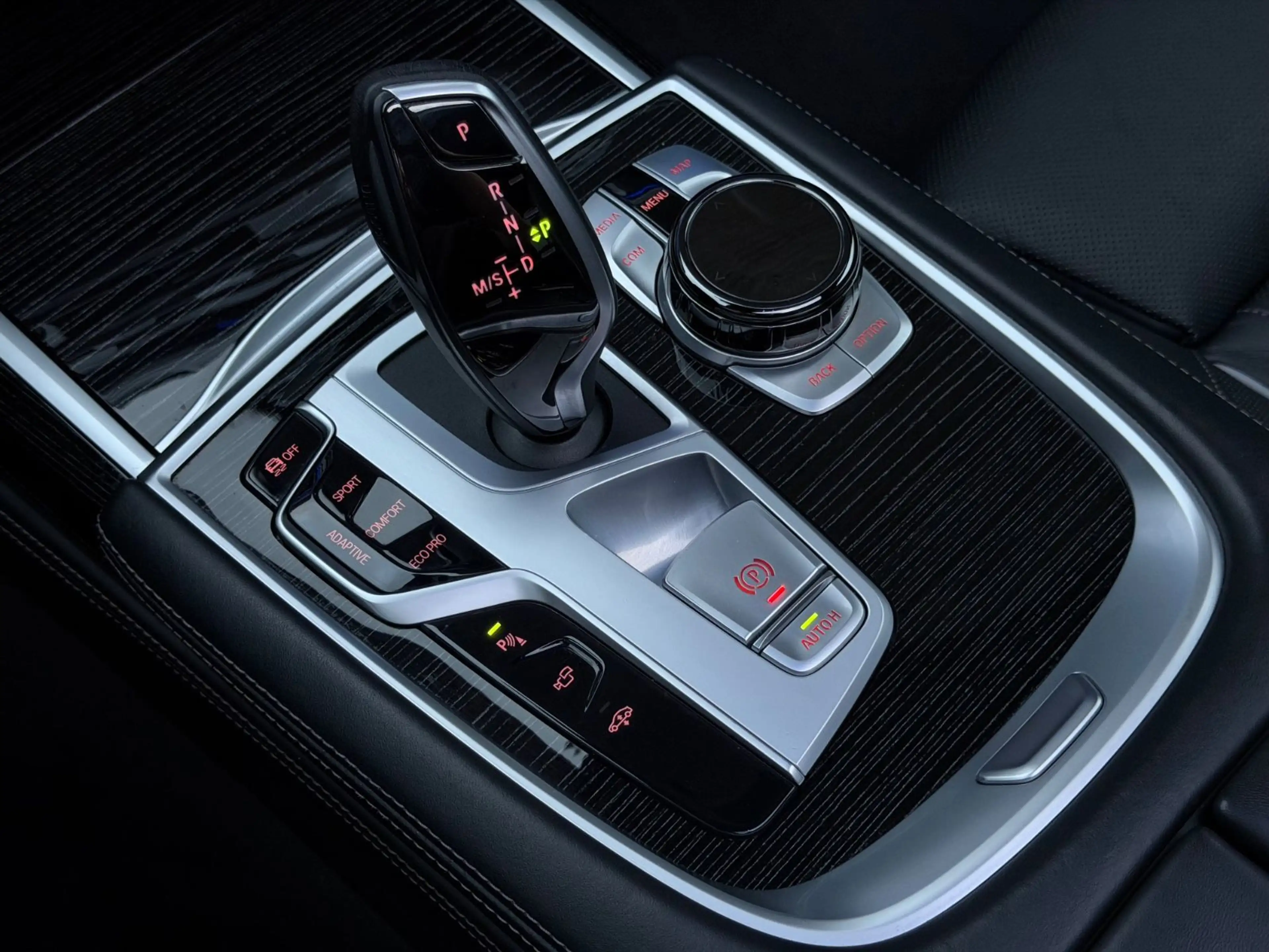 BMW 750 i xDrive M-SPORTPAKET/MASSAGE/HUD/GLASDACH/ — photo 19