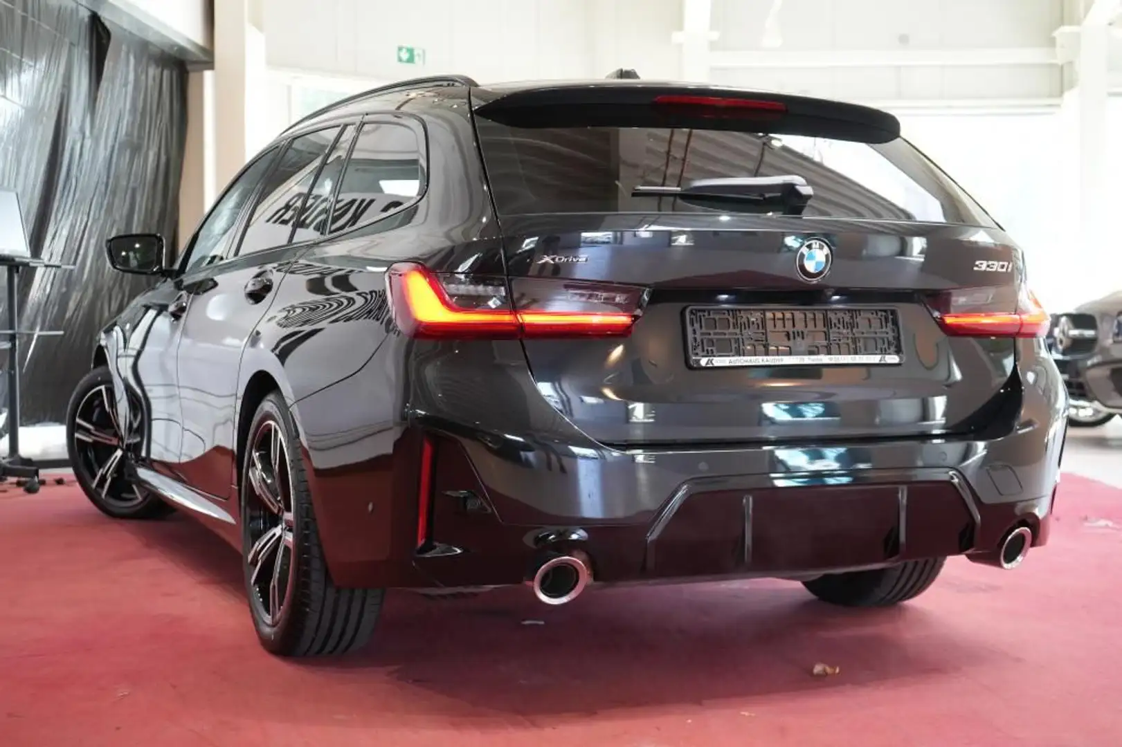BMW 330 i Touring xDrive M-Sport *LED*Virtual*Navi*K Schwarz - 2