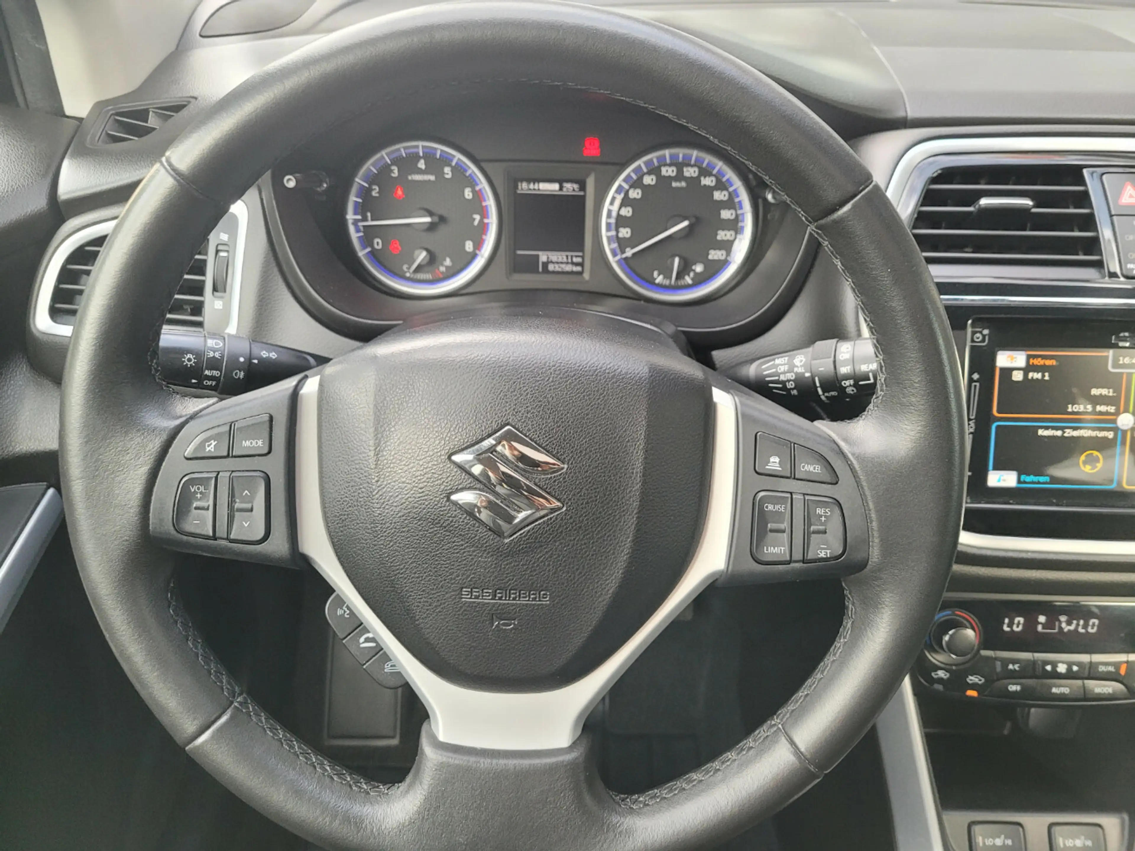 Suzuki SX4 S-Cross Comfort+ 4x4*Pano*Allwetterreifen* — photo 11