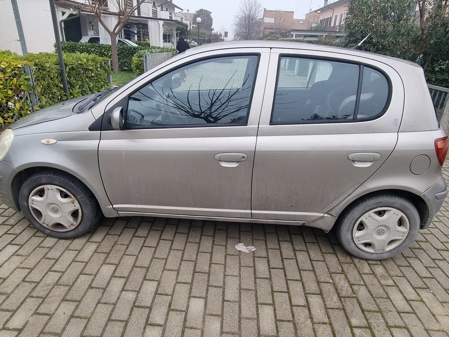 Toyota Yaris 5p 1.0 Expo c/clima Grigio - 2