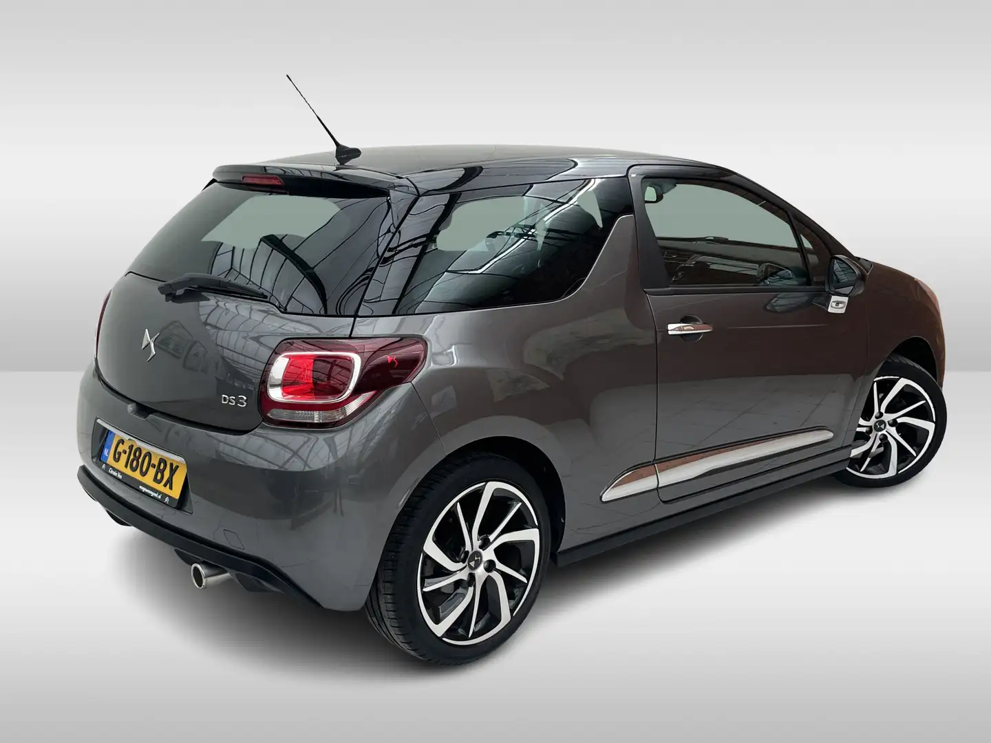 DS Automobiles DS 3 PureTech 110 Connected Chic | Camera achter | Carp Grijs - 2