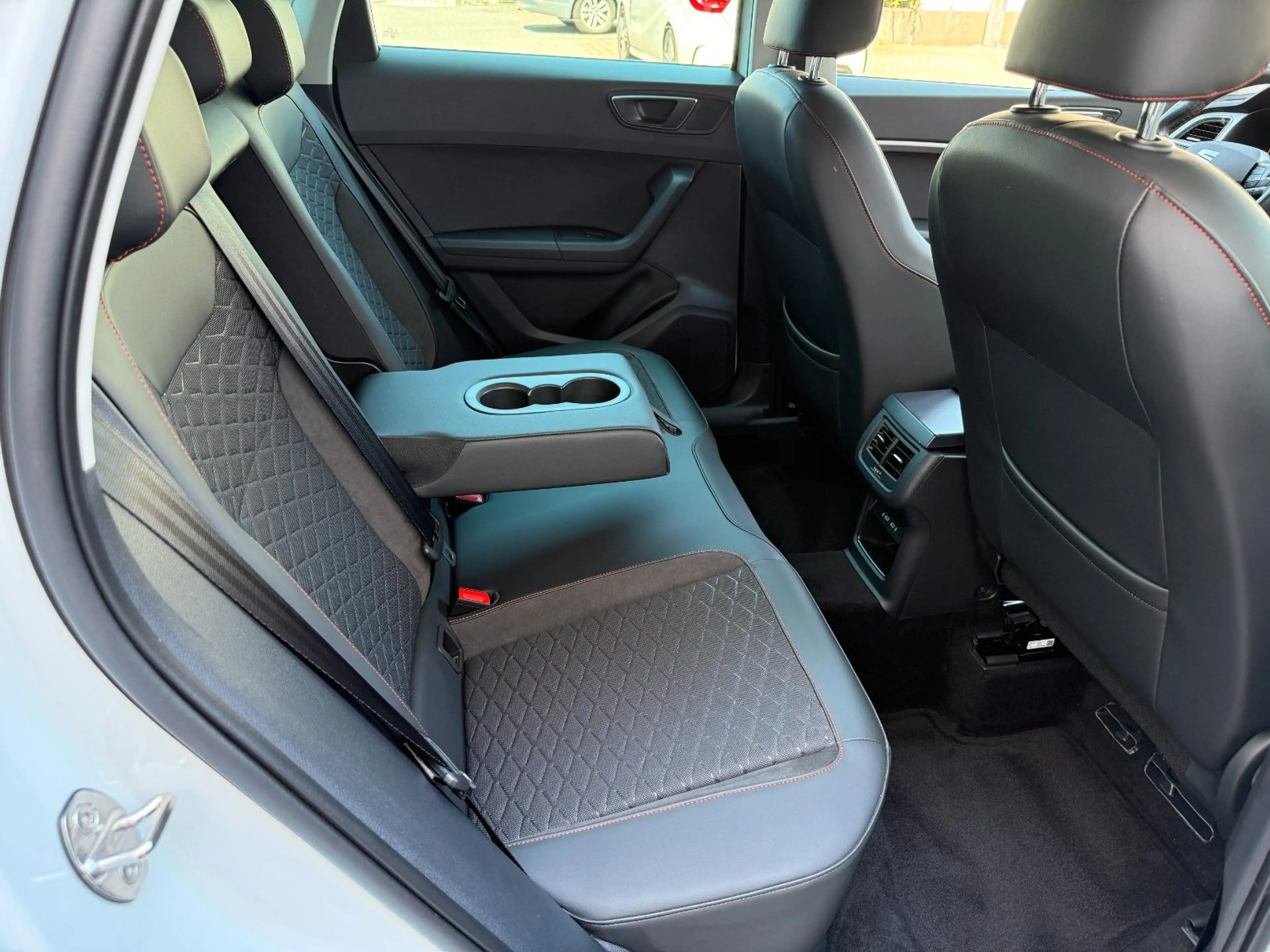 SEAT Ateca FR 2.0 TDI DSG LED/AHK/VIRTUAL/1HAND — photo 8