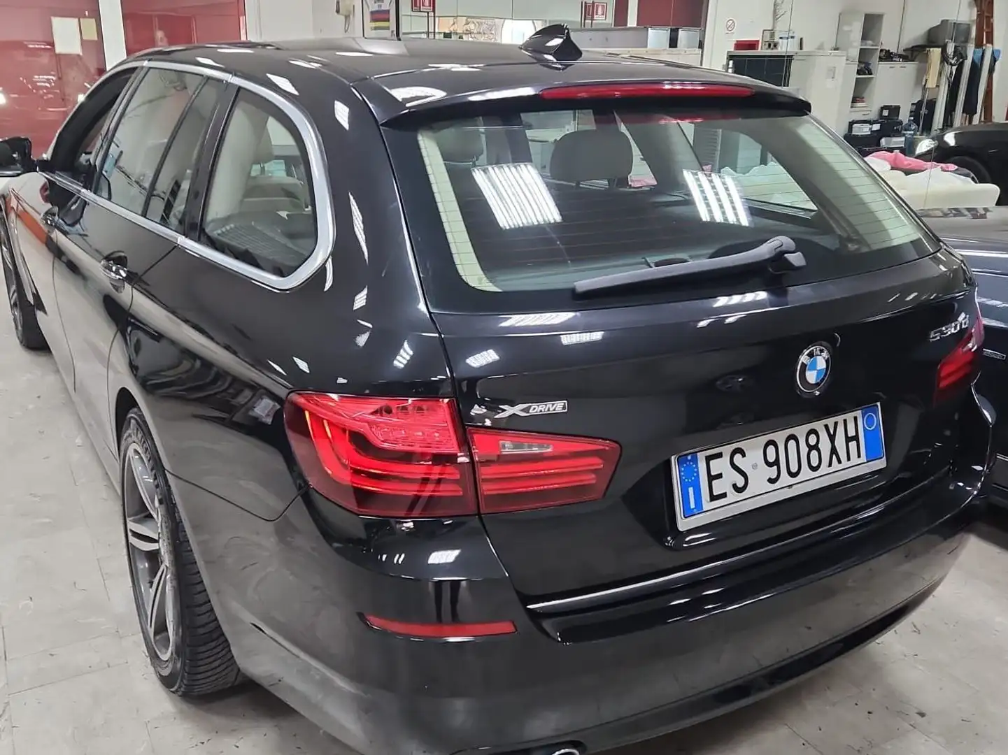 BMW 530 X DRIVE LUXURY EURO 6 RESTAILING Černá - 2