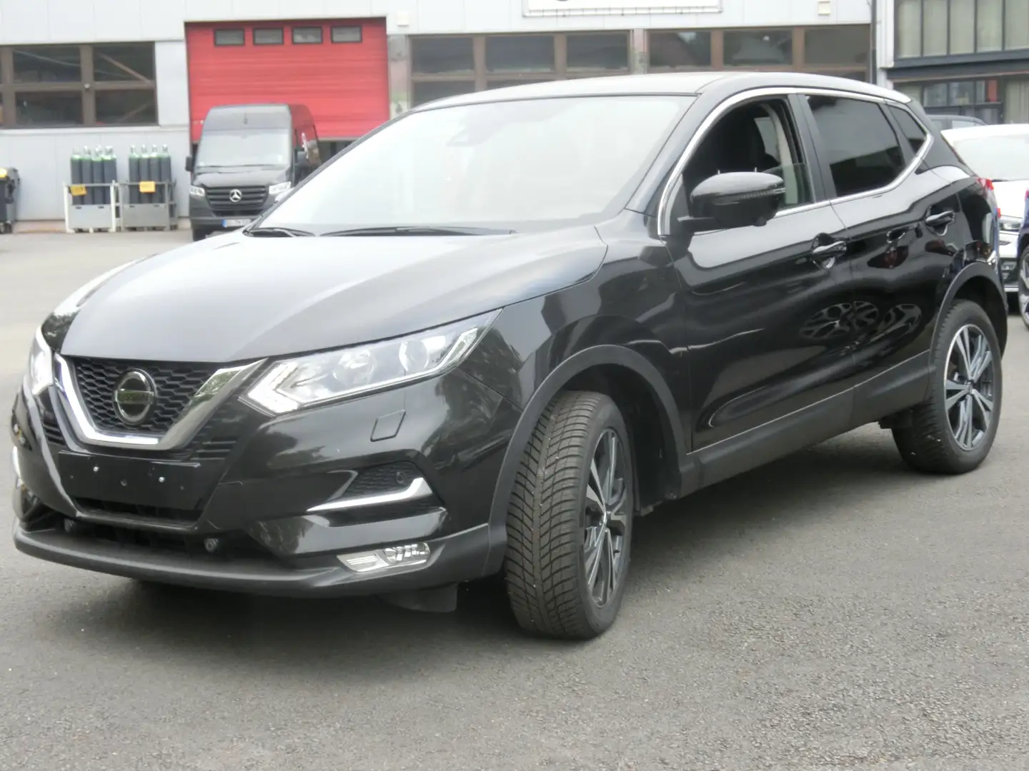 Nissan Qashqai 1.2l N-Connecta/Navi,Tel,SHZ,18"LM,Spurass., R-Cam Schwarz - 2