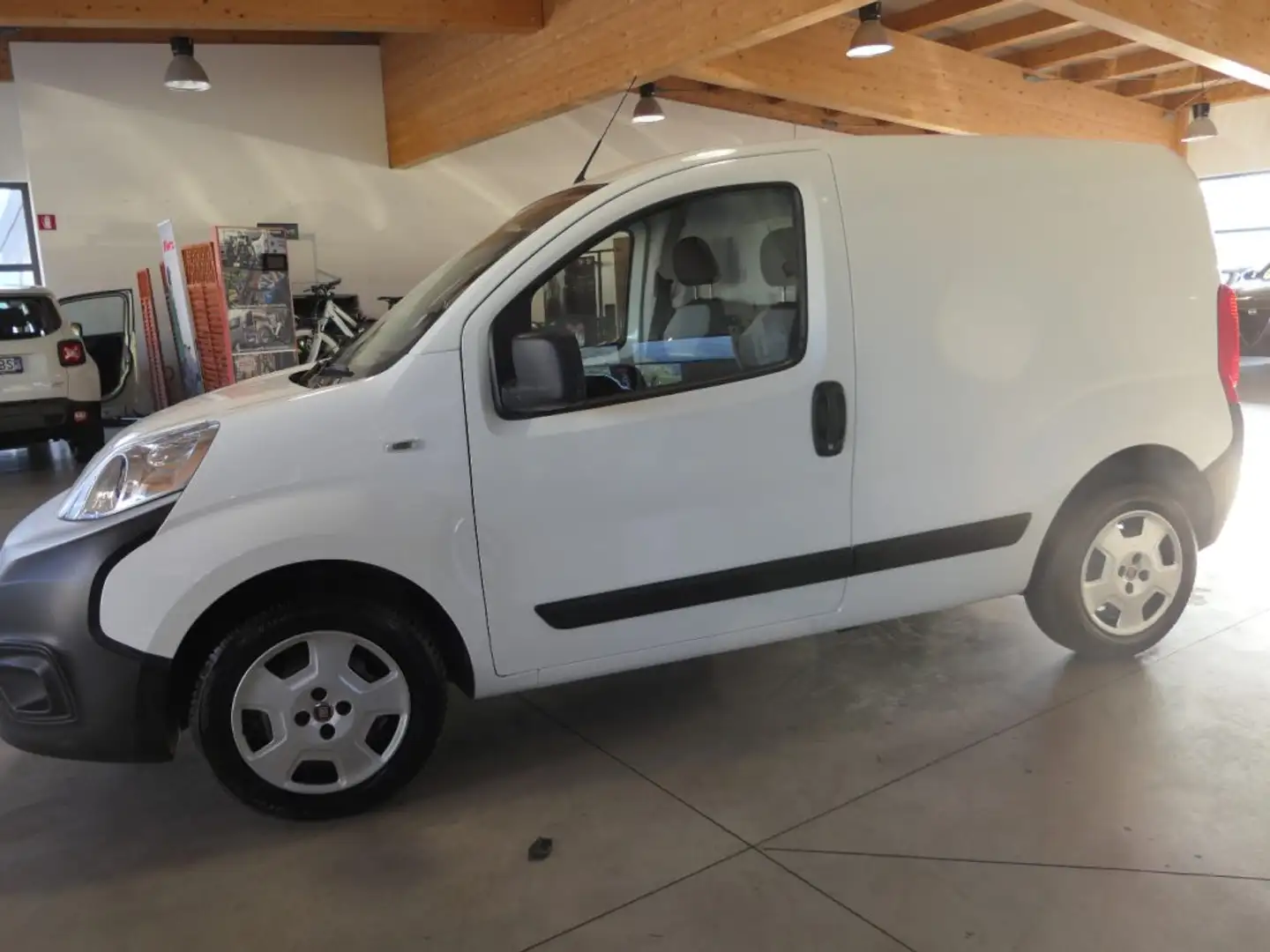Fiat Fiorino 1.3 MJT 95CV Cargo SX + IVA bijela - 1