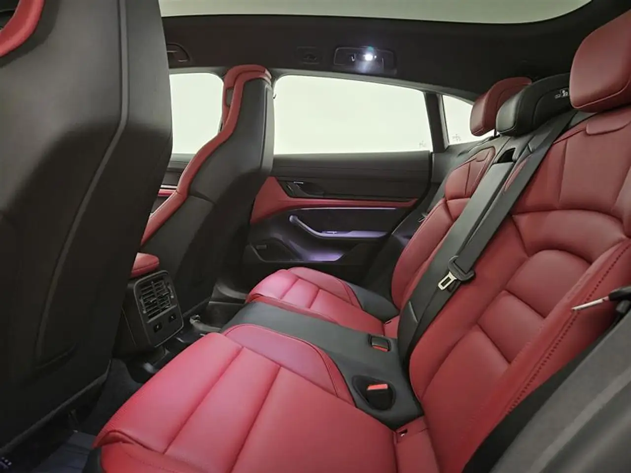 Porsche Taycan снимка Porsche Taycan