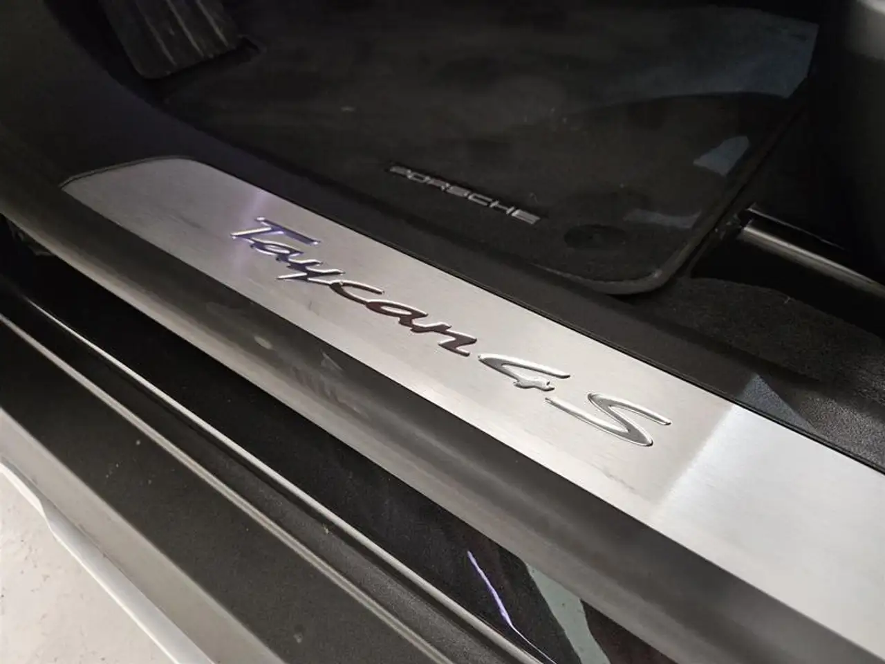 Porsche Taycan снимка Porsche Taycan