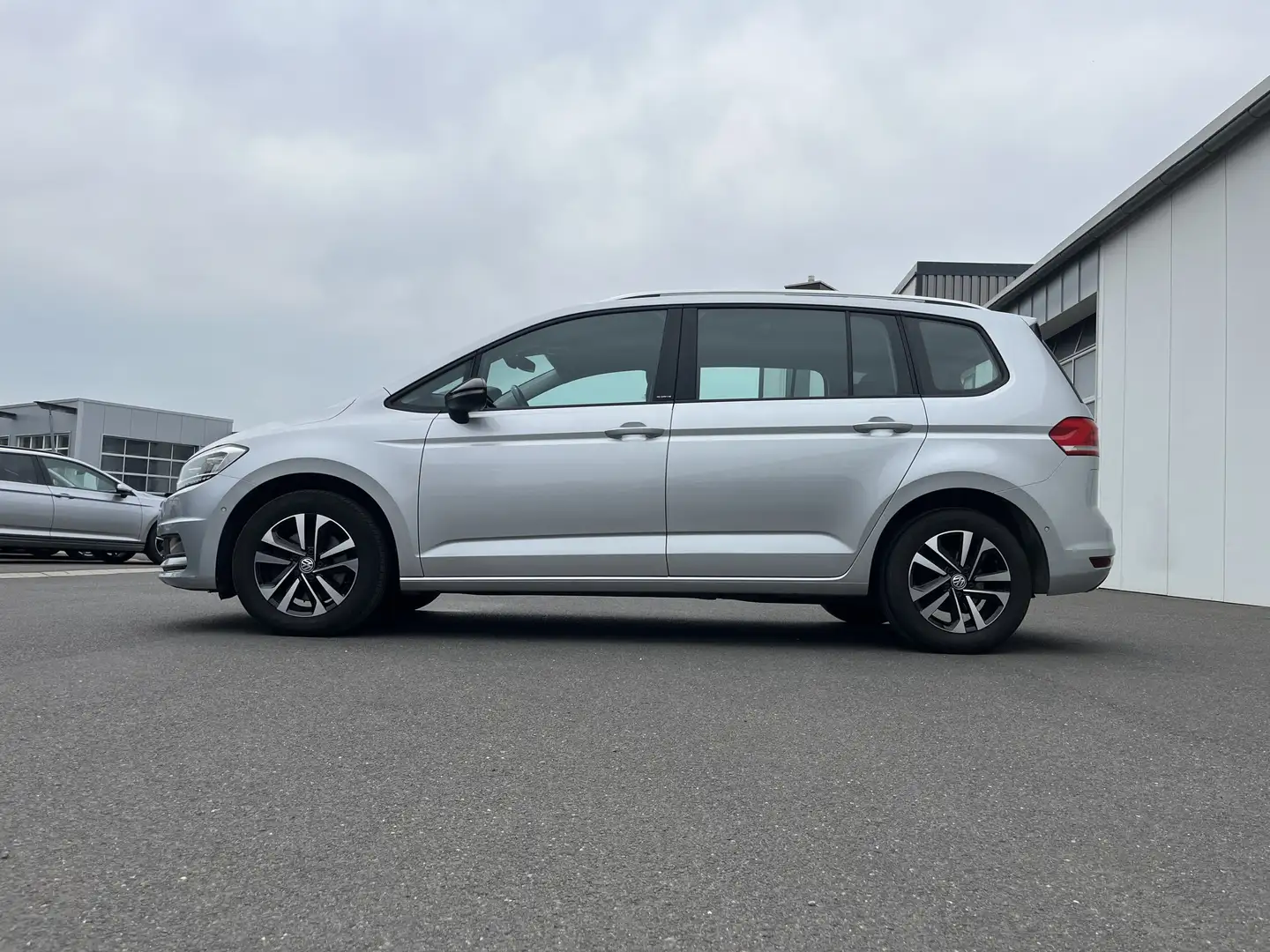 Volkswagen Touran 2.0 TDI DSG IQ. Drive 138€ m. 20% Anzahlung AHK Silber - 2