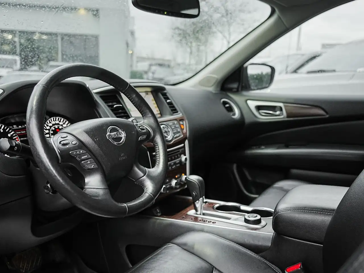 Nissan Pathfinder снимка Nissan Pathfinder