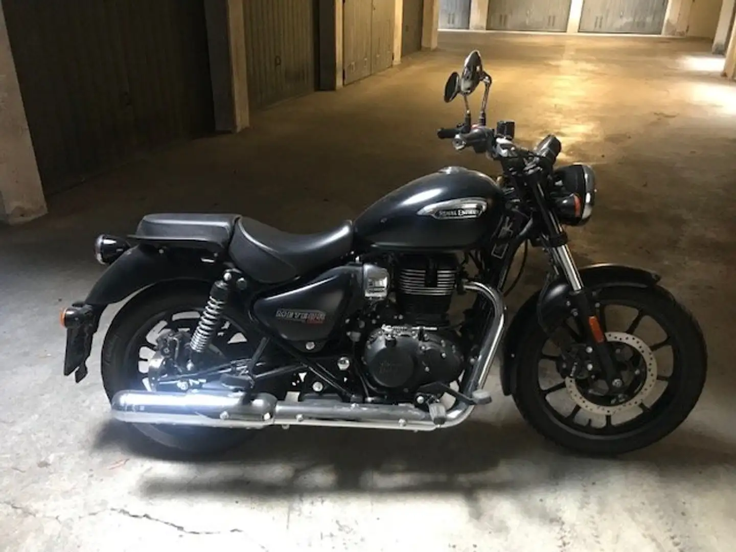 Royal Enfield Meteor 350 Nero - 1