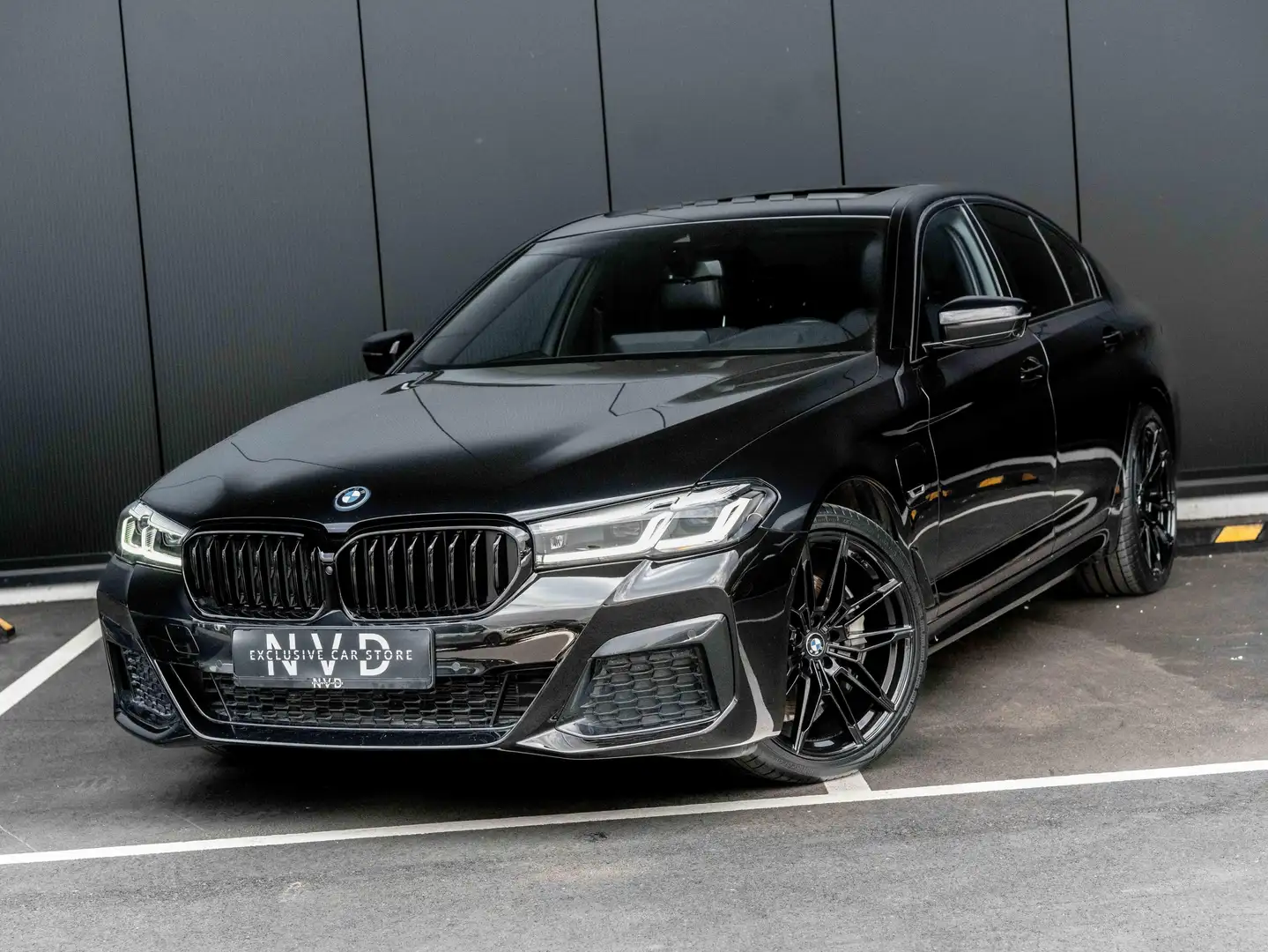 BMW 545 e Xdrive | Pano | Headup | H. kardon | 360 | Noir - 1