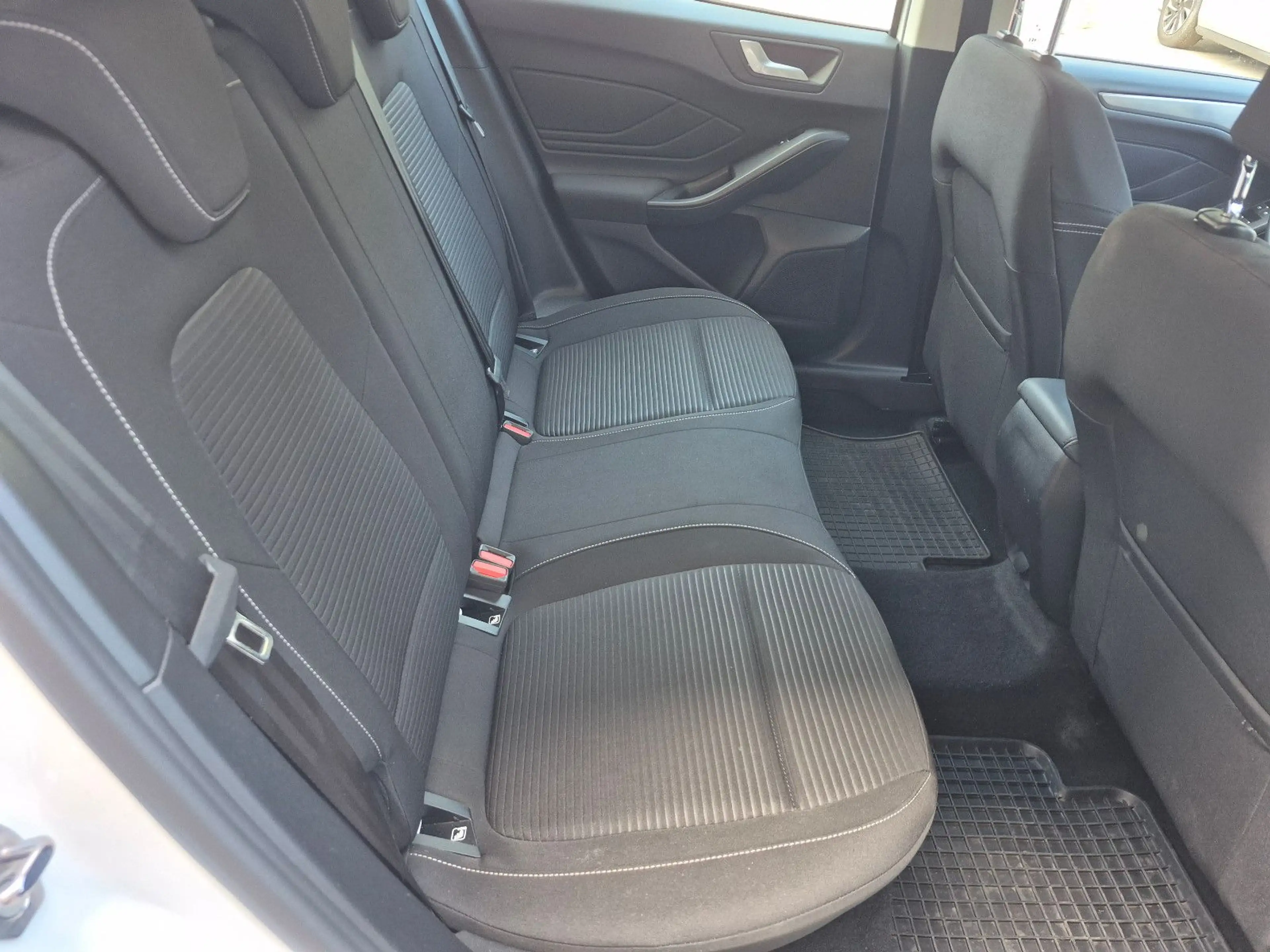 Ford Focus Turnier Titanium Automatik+Navi+Kamera — photo 23