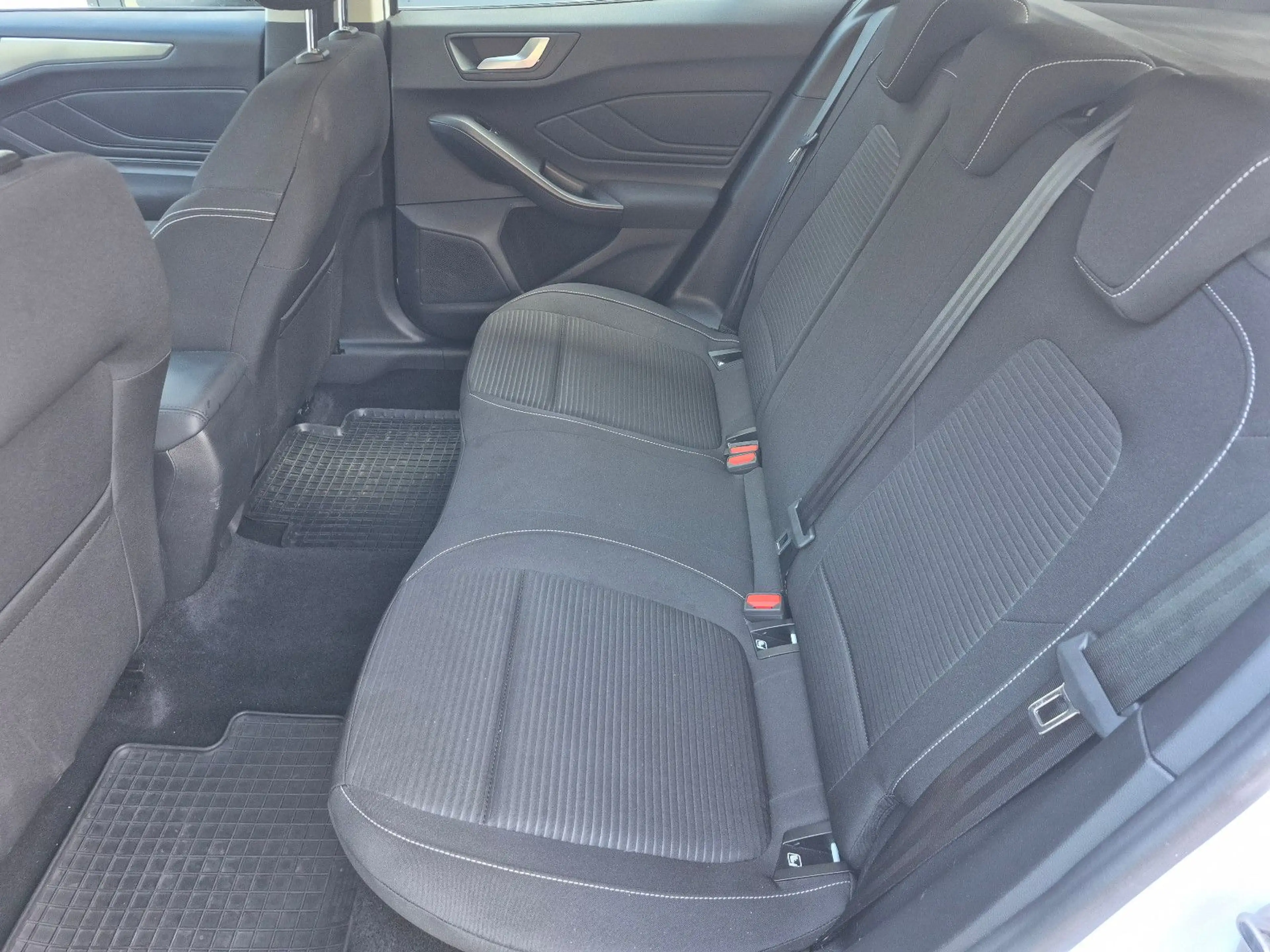 Ford Focus Turnier Titanium Automatik+Navi+Kamera — photo 26
