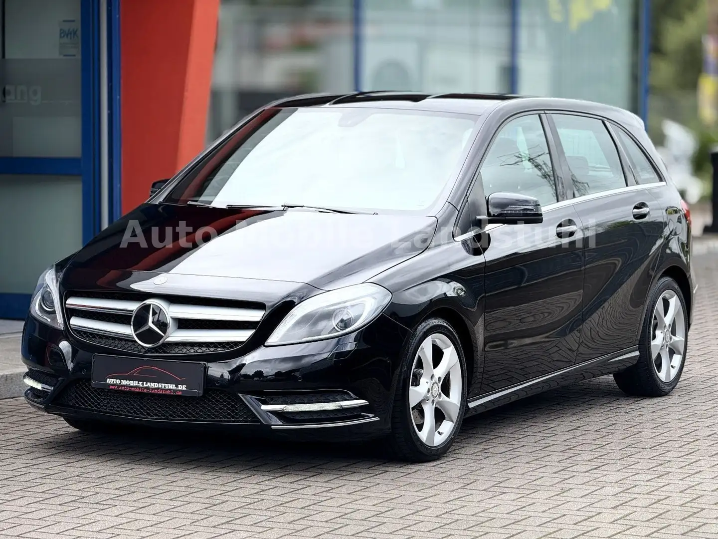 Mercedes-Benz B 180 B -KLASSE*180*LEDER*LED*XENON*STZHZ*TEMPO*PDC*LM Zwart - 1