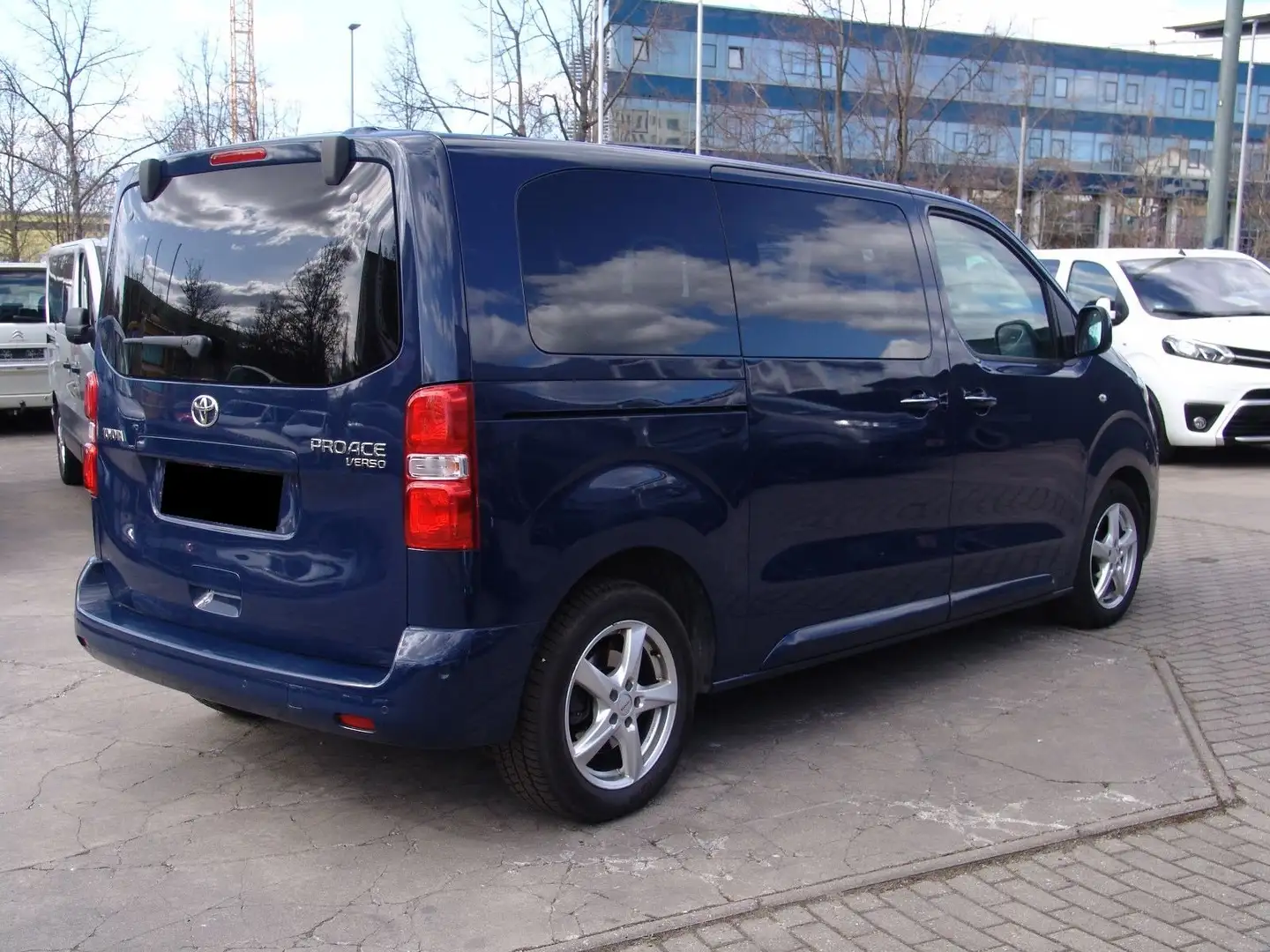 Toyota Proace Proace 2,0-l-D-4D L2 (8-Si.) Autm.Verso Shuttle Co Blau - 2