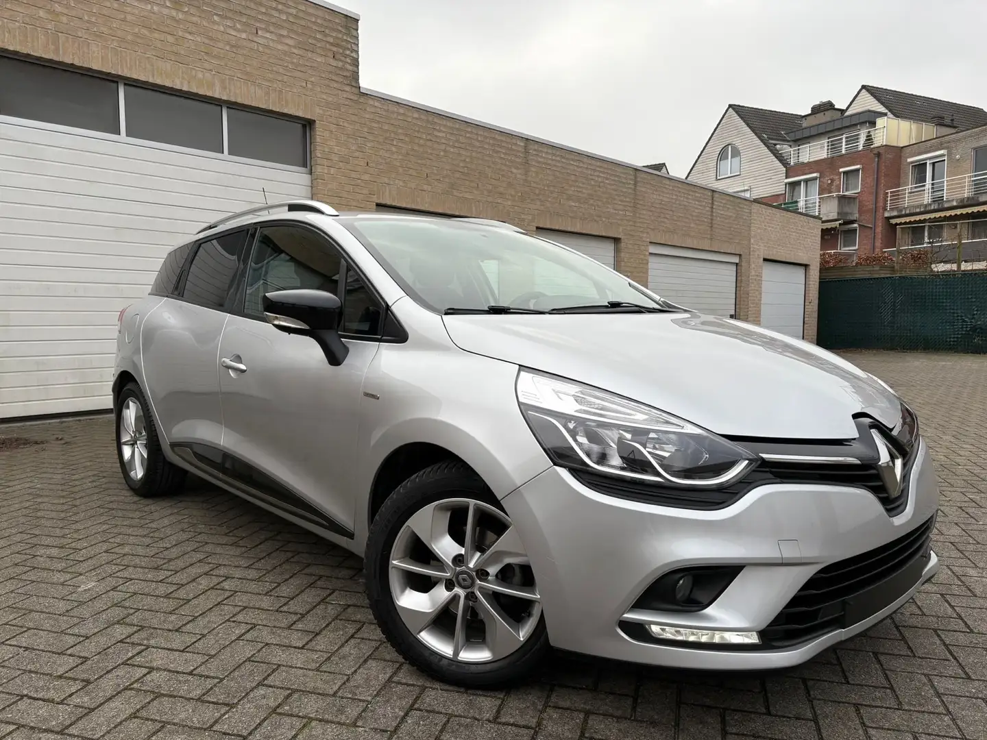 Renault Clio 0.9 TCe Energy Limited / 12 Maanden Garantie Grijs - 1