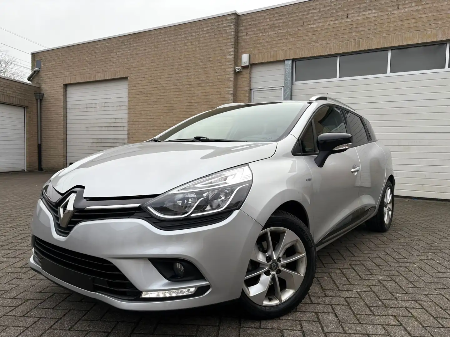 Renault Clio 0.9 TCe Energy Limited / 12 Maanden Garantie Grijs - 2