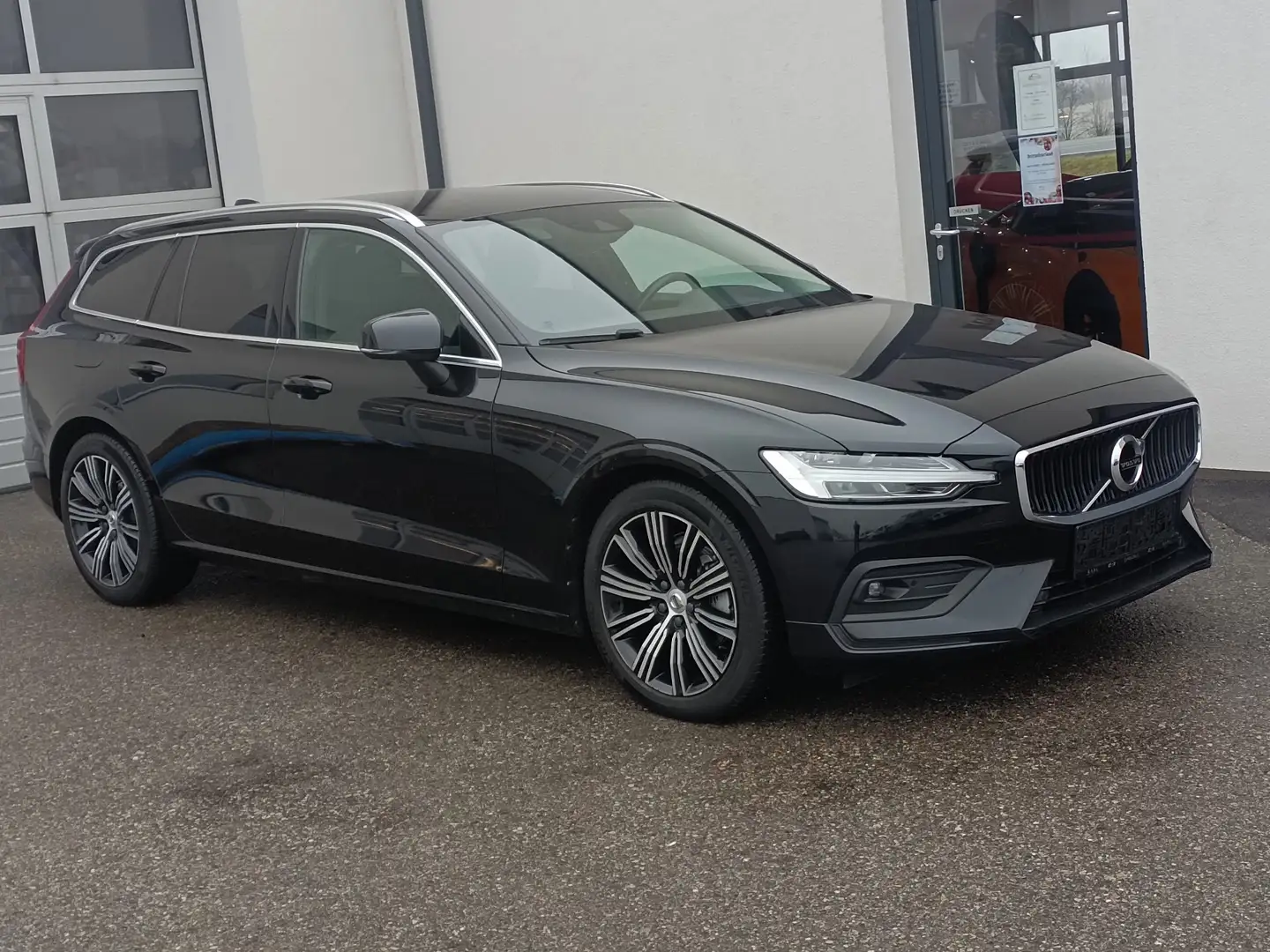 Volvo V60 D3 Momentum Pro Geartronic,LEDER,NAVI,AHV,Sitzheiz Schwarz - 1