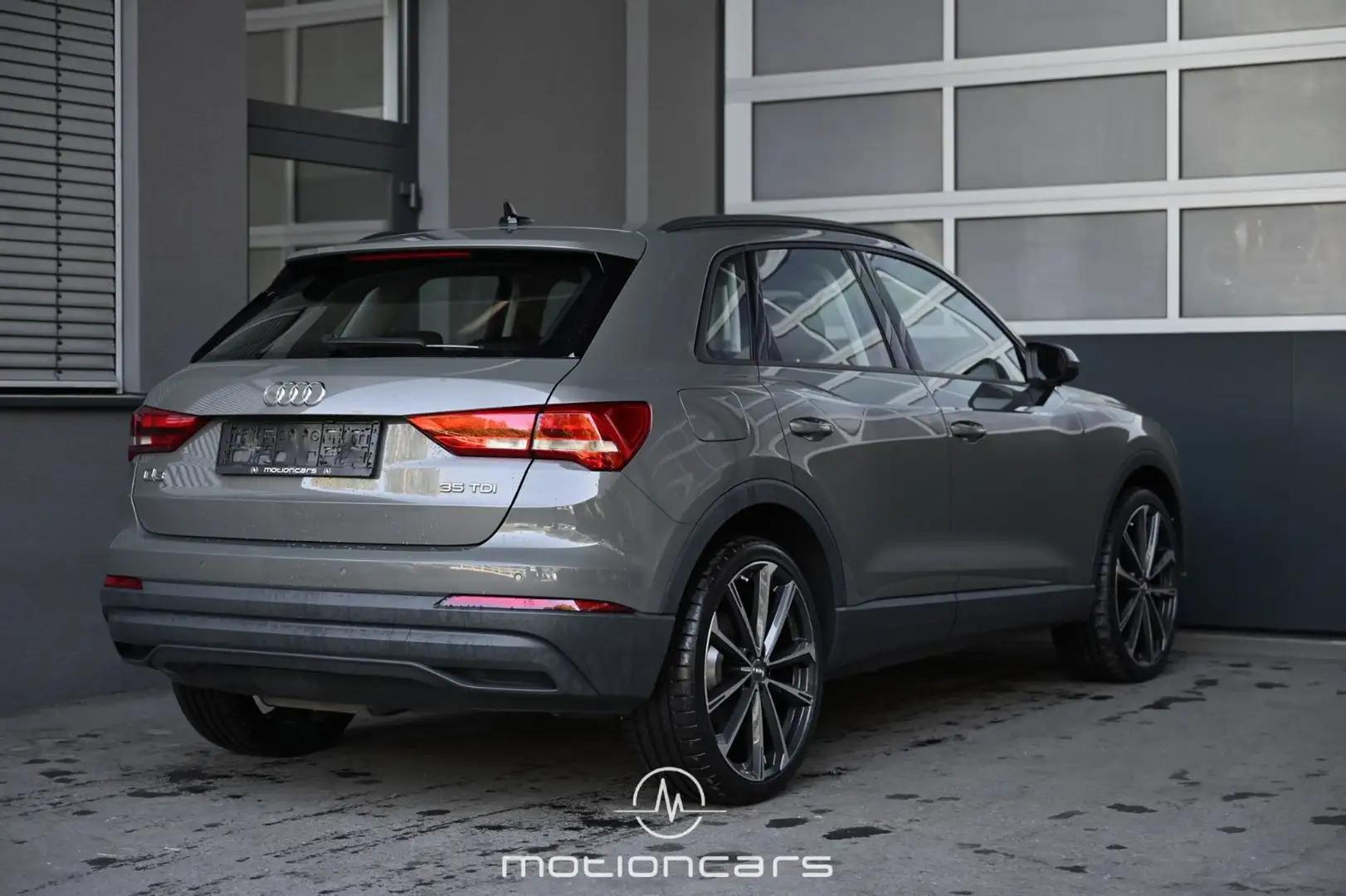 Audi Q3 35 2.0 TDI Pickerl NEU Grau - 2