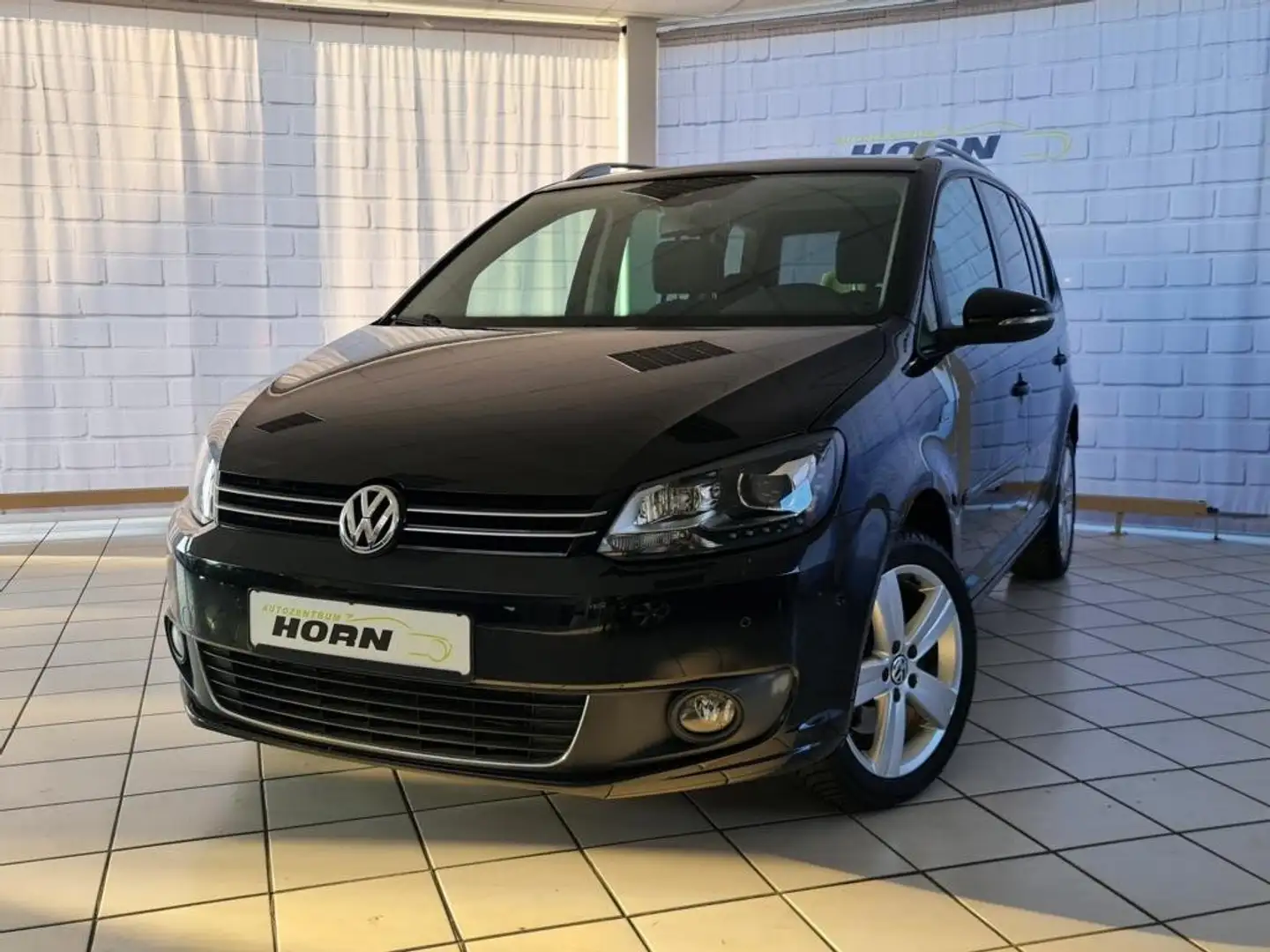 Volkswagen Touran Life, 1. Hand, unfallfrei, Navi, AHK, 7 Sitzer,LMF Schwarz - 1
