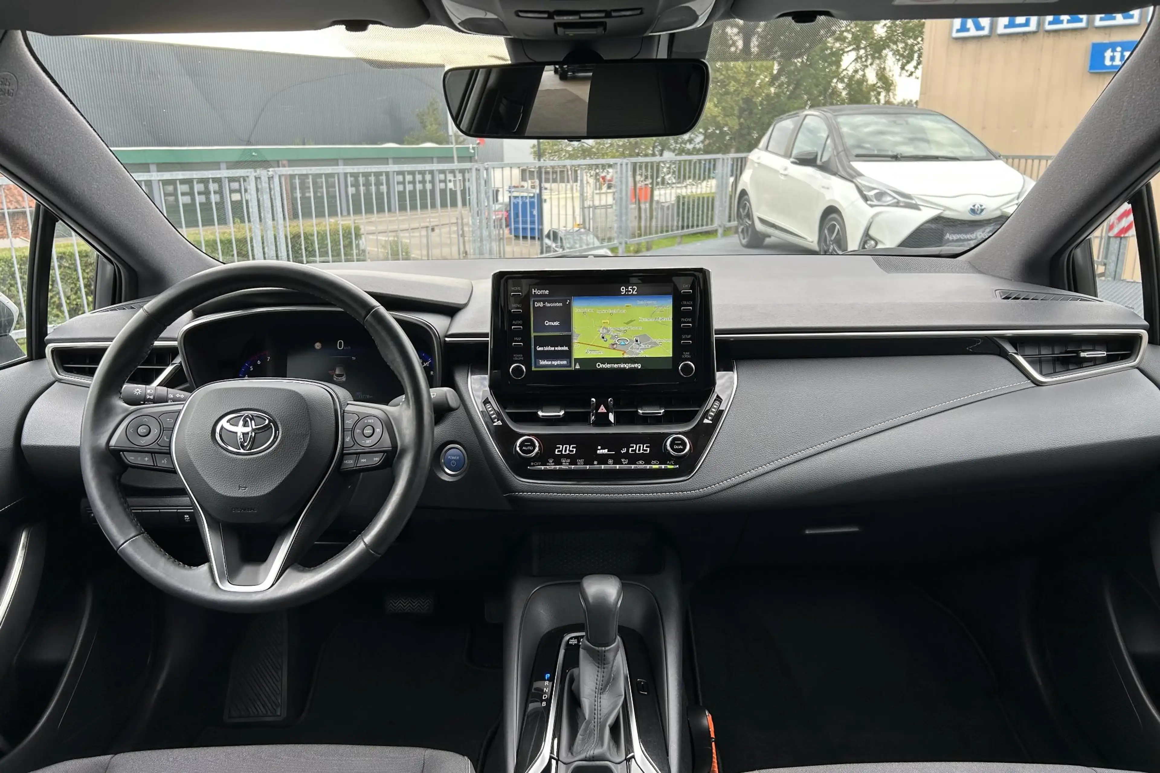 Toyota Corolla 1.8 Hybrid Dynamic, 1e eigenaar, Trekhaak, All sea — photo 3