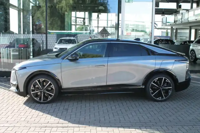 DS Automobiles N°8