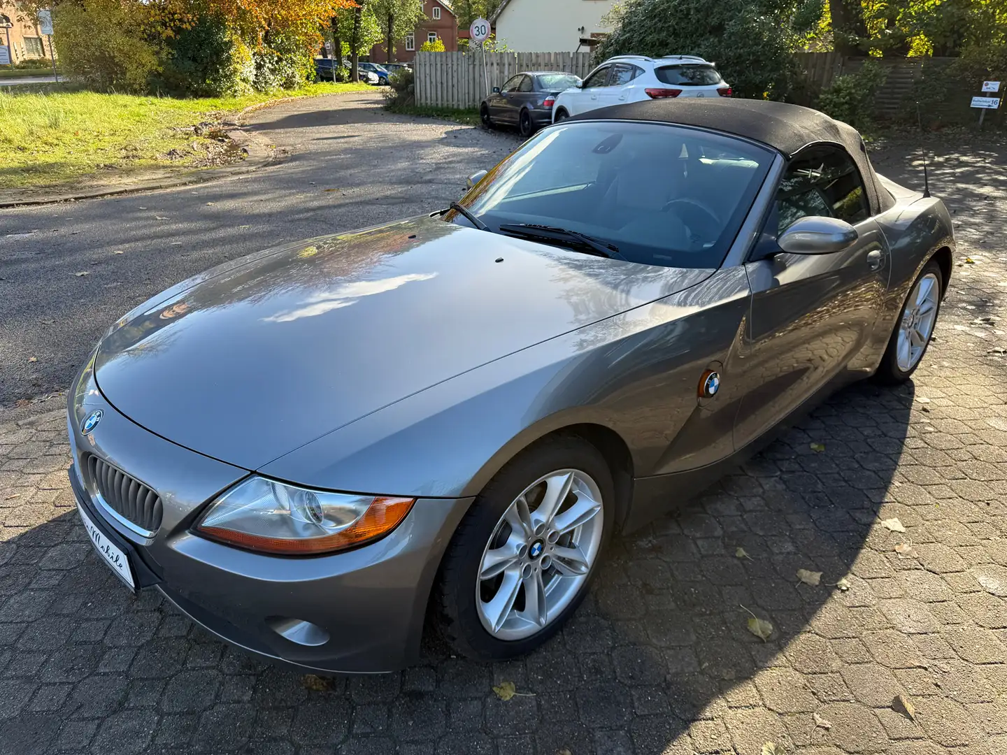 BMW Z4 Roadster 3.0i *2.Hand*Scheckheft*HU 6/2027*PDC* Grau - 2