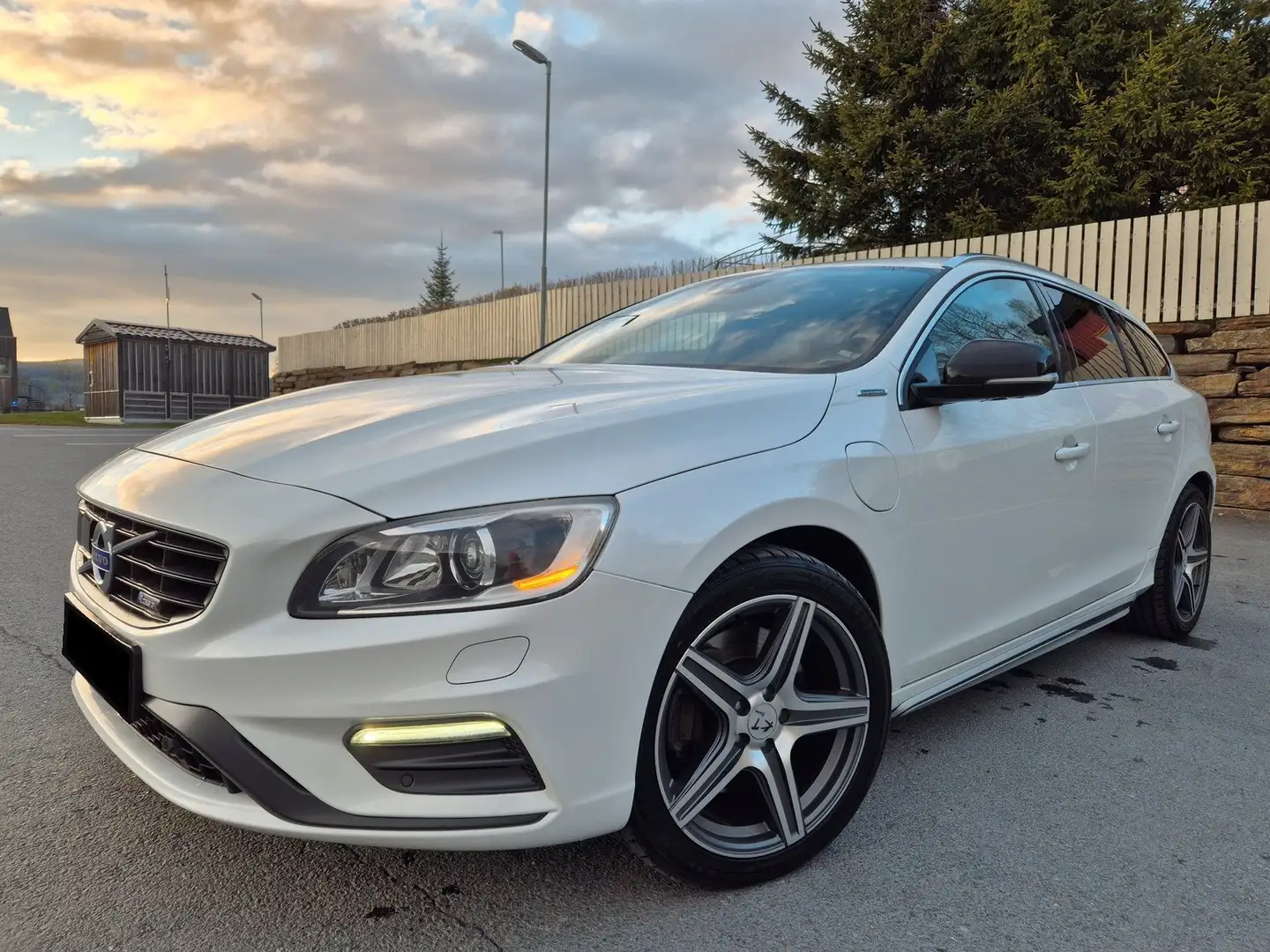 Volvo V60 V60 D6 Twin Engine Geartronic R-Design Weiß - 1