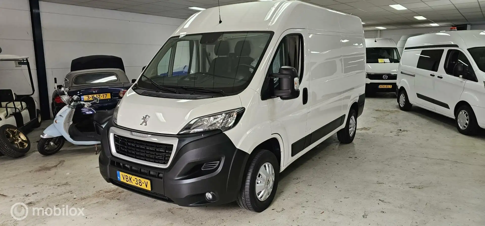 Peugeot Boxer Bestel 330 2.0 BlueHDI L2H2 Premium Pack Wit - 2
