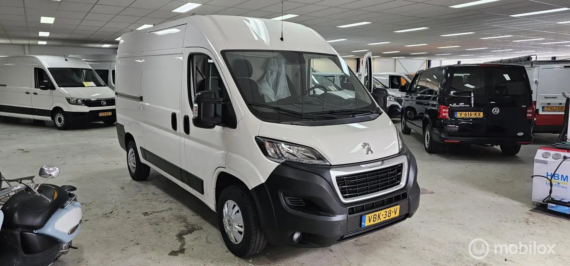 Peugeot Boxer Bestel 330 2.0 BlueHDI L2H2 Premium Pack Wit - 1