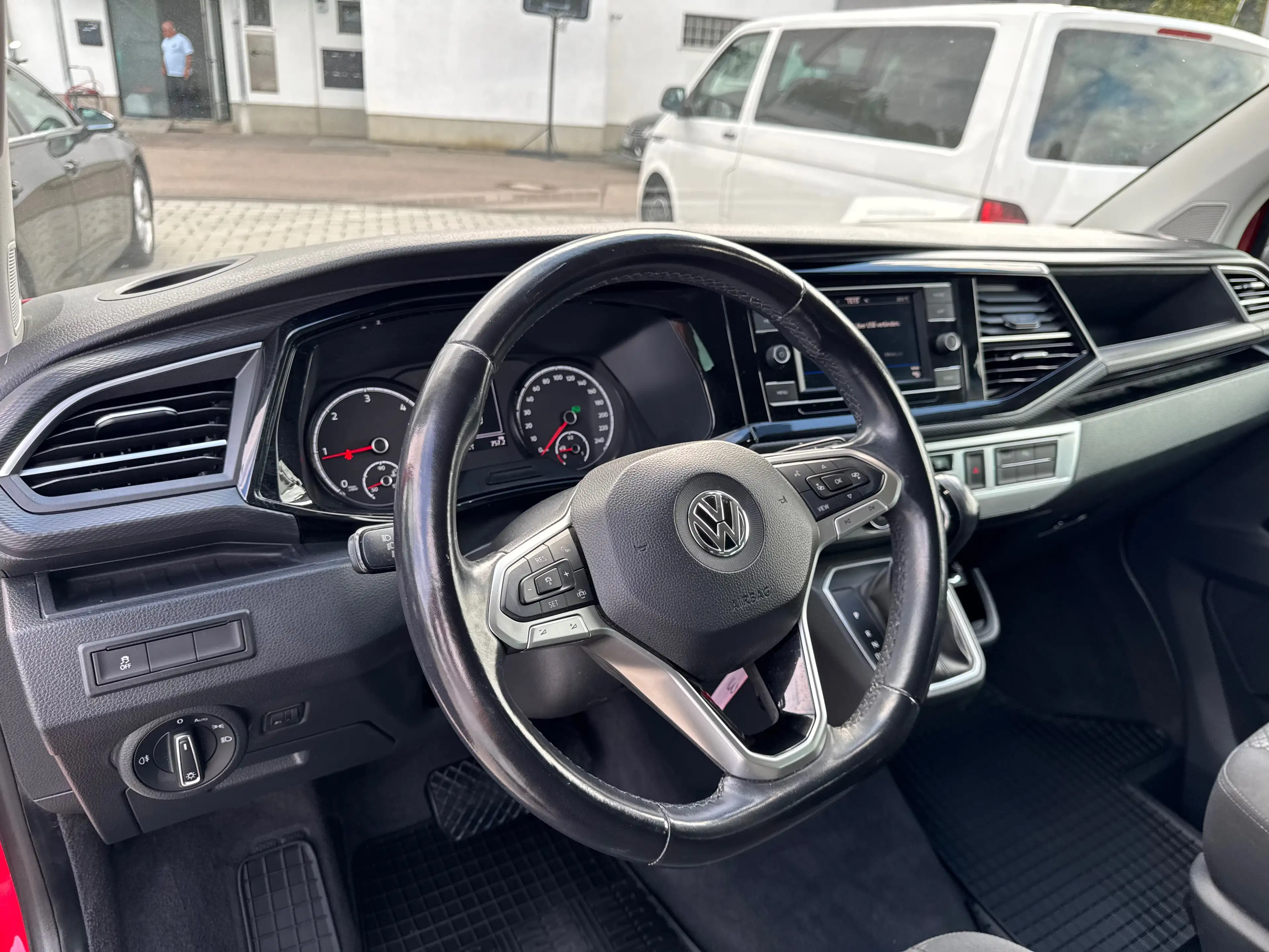 Volkswagen T6.1 Multivan 4MOTION/Standheizung/Climatronic/AHK/DrehsitzVorne/Multiflexboard — photo 11