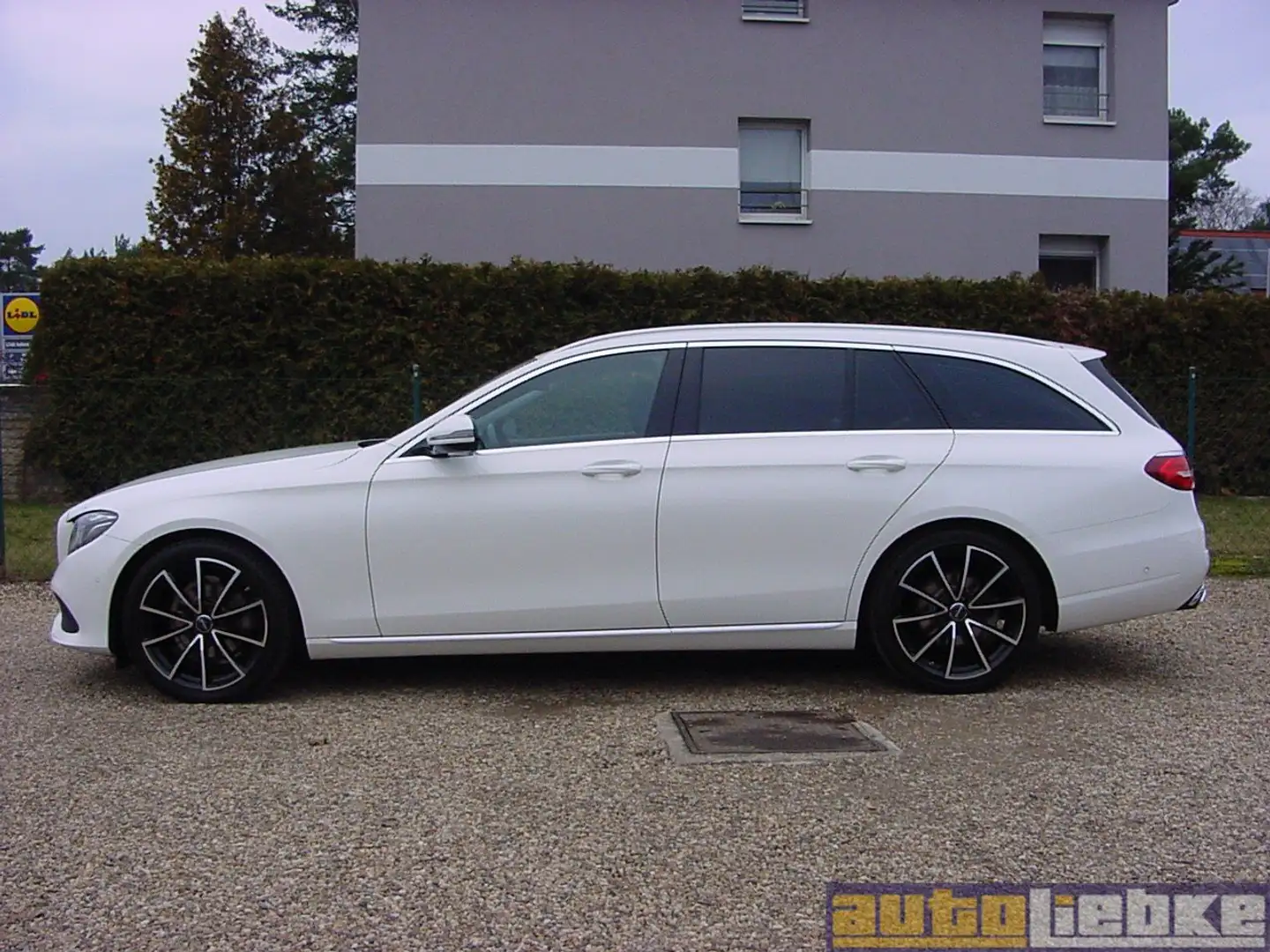 Mercedes-Benz E 220 d T AVANTG AUT,LED,NAVI,TW-A,KAM,SHZ,eHK,MB-SH! Blanc - 2