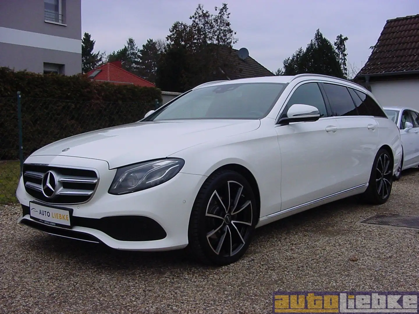 Mercedes-Benz E 220 d T AVANTG AUT,LED,NAVI,TW-A,KAM,SHZ,eHK,MB-SH! Blanc - 1