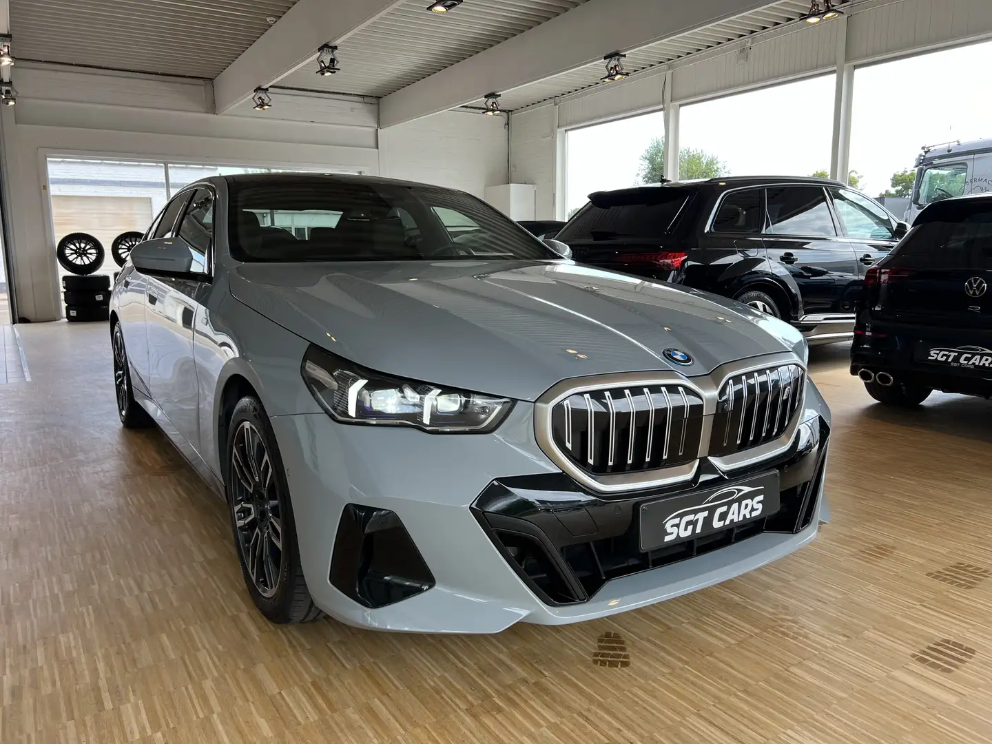 BMW i5 eDrive40 FULL- Head-up- Pano- Bowers- 360-Driving+ Šedá - 1