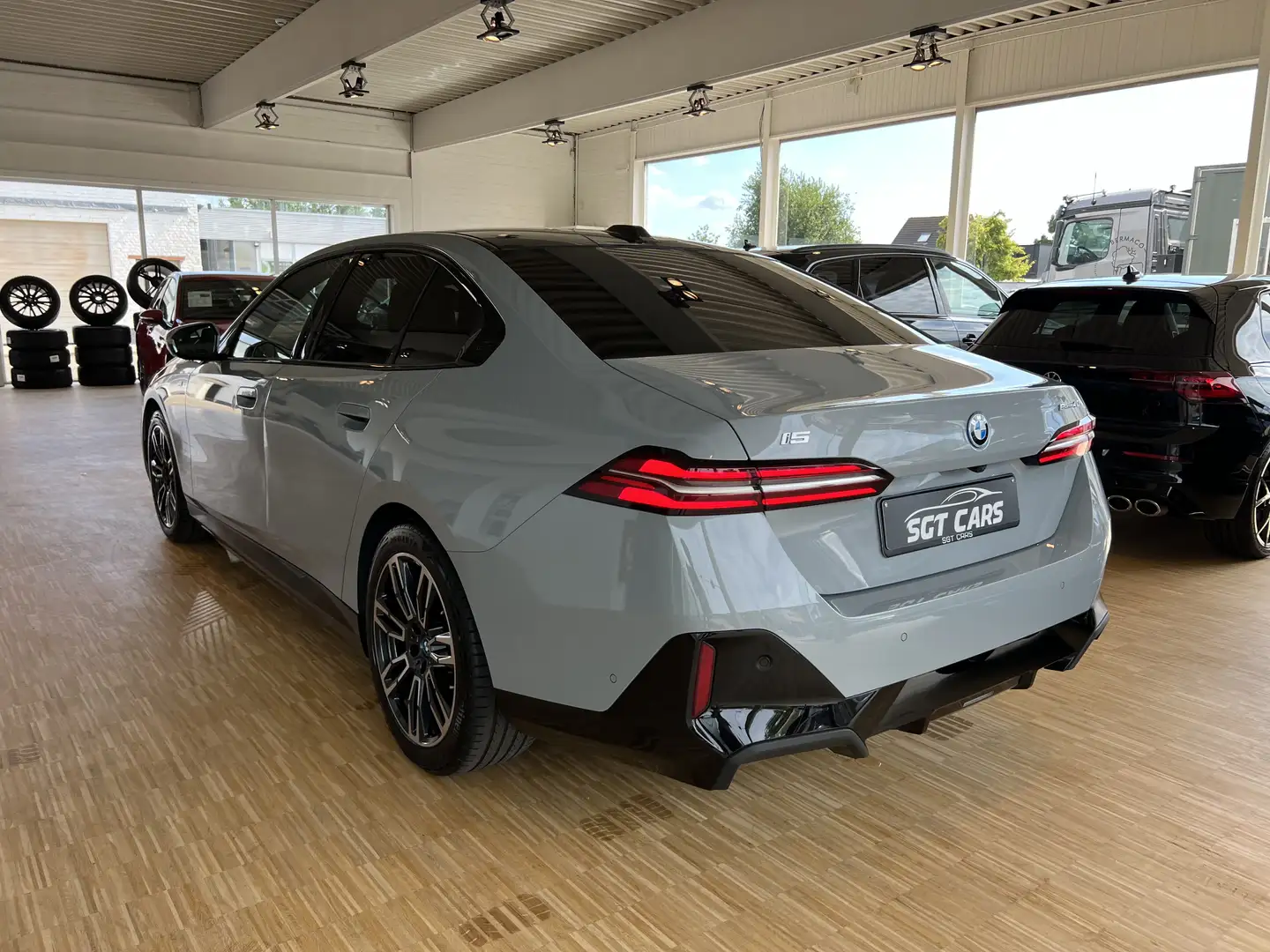 BMW i5 eDrive40 FULL- Head-up- Pano- Bowers- 360-Driving+ Šedá - 2
