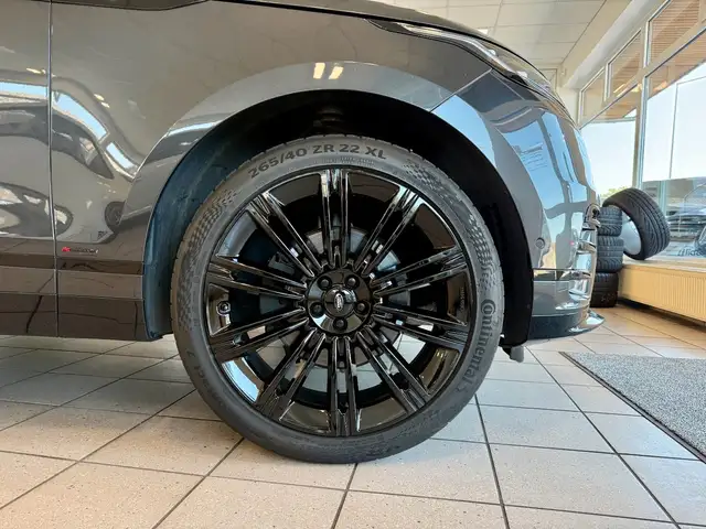 Land Rover Range Rover Velar view 6
