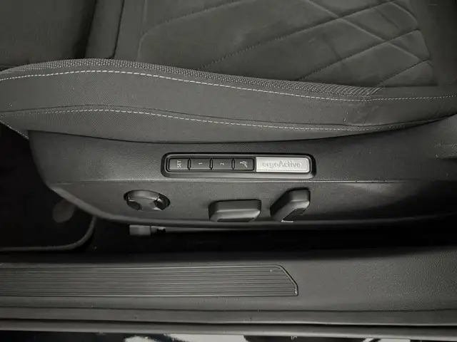Volkswagen E-Golf view 24