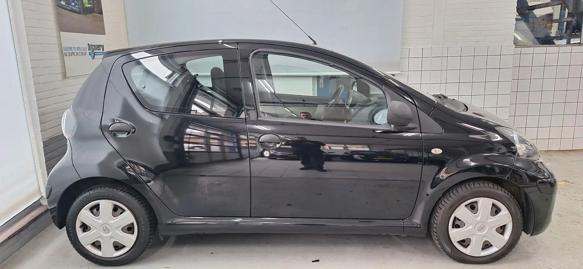 Toyota Aygo 1.0-12V Cool Negro - 2