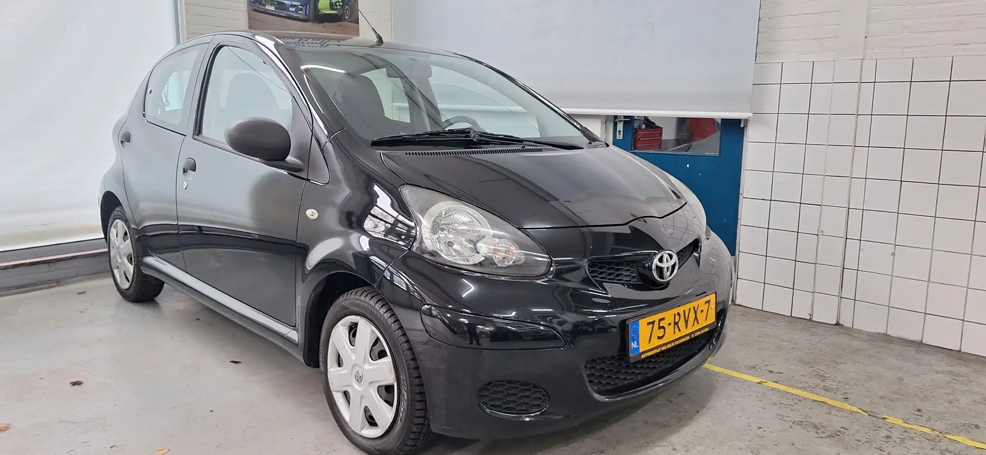 Toyota Aygo 1.0-12V Cool Negro - 1