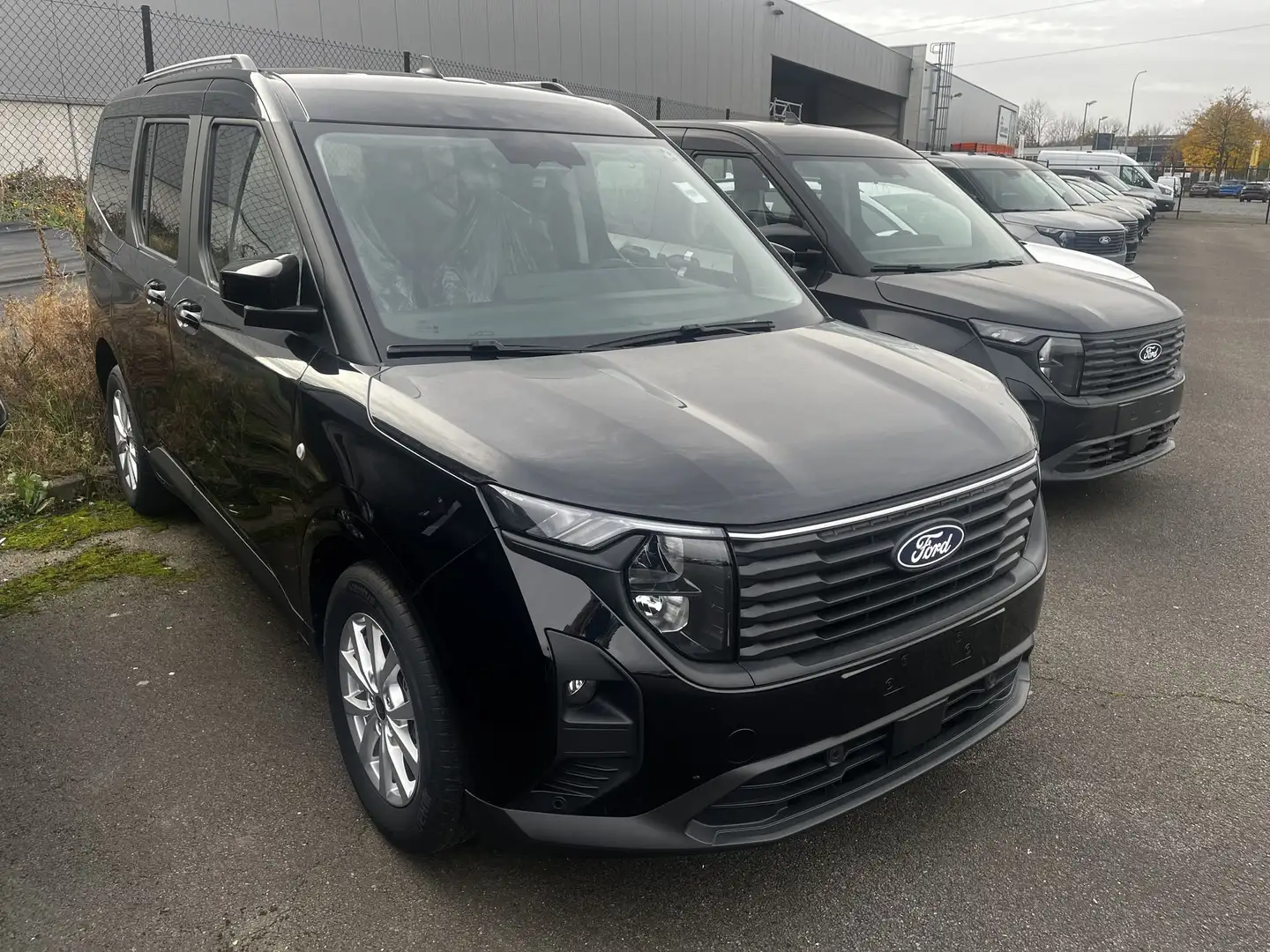 Ford Tourneo Titanium 1.0i 125 pk Negro - 1