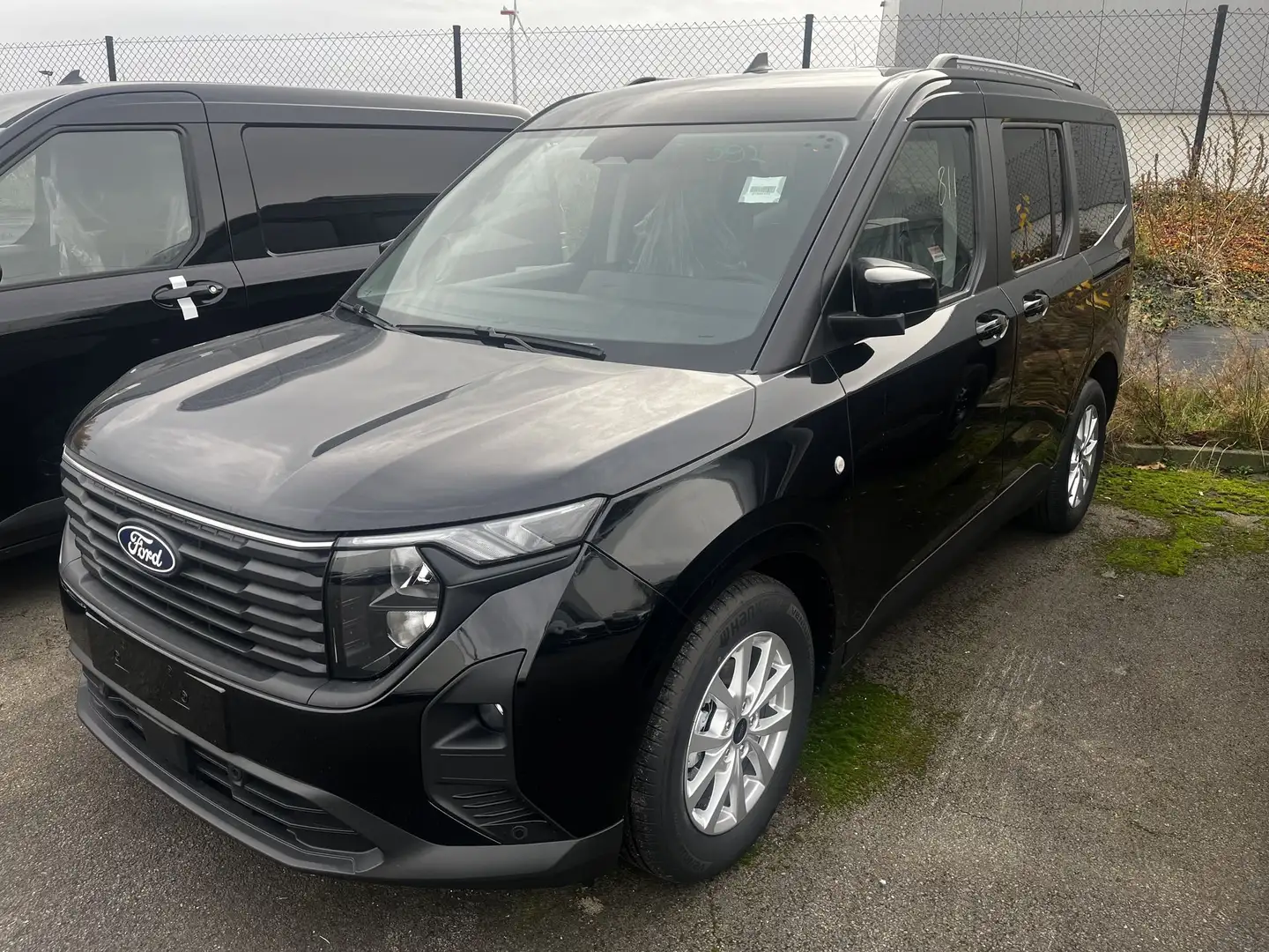 Ford Tourneo Titanium 1.0i 125 pk Negro - 2