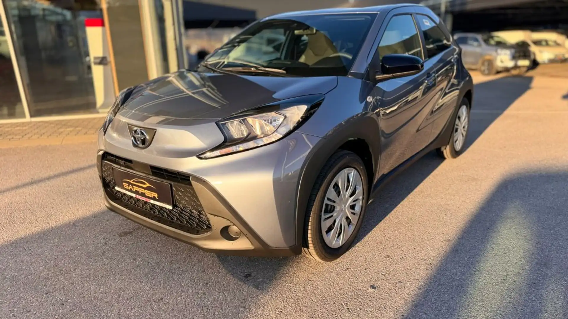 Toyota Aygo X 1,0 l Play Grau - 2