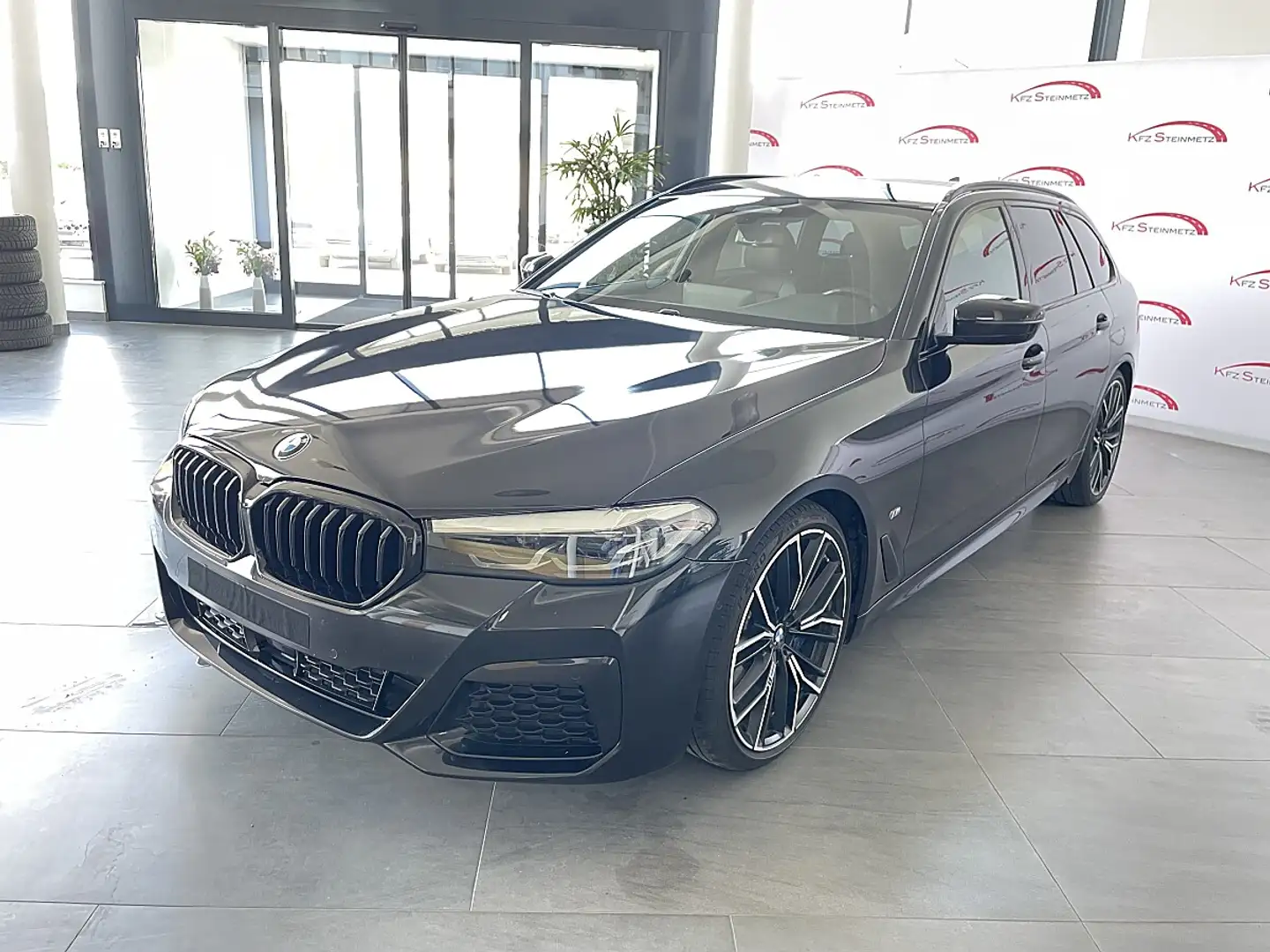 BMW 530 d Touring xDrive Aut. M Sport Schwarz - 1